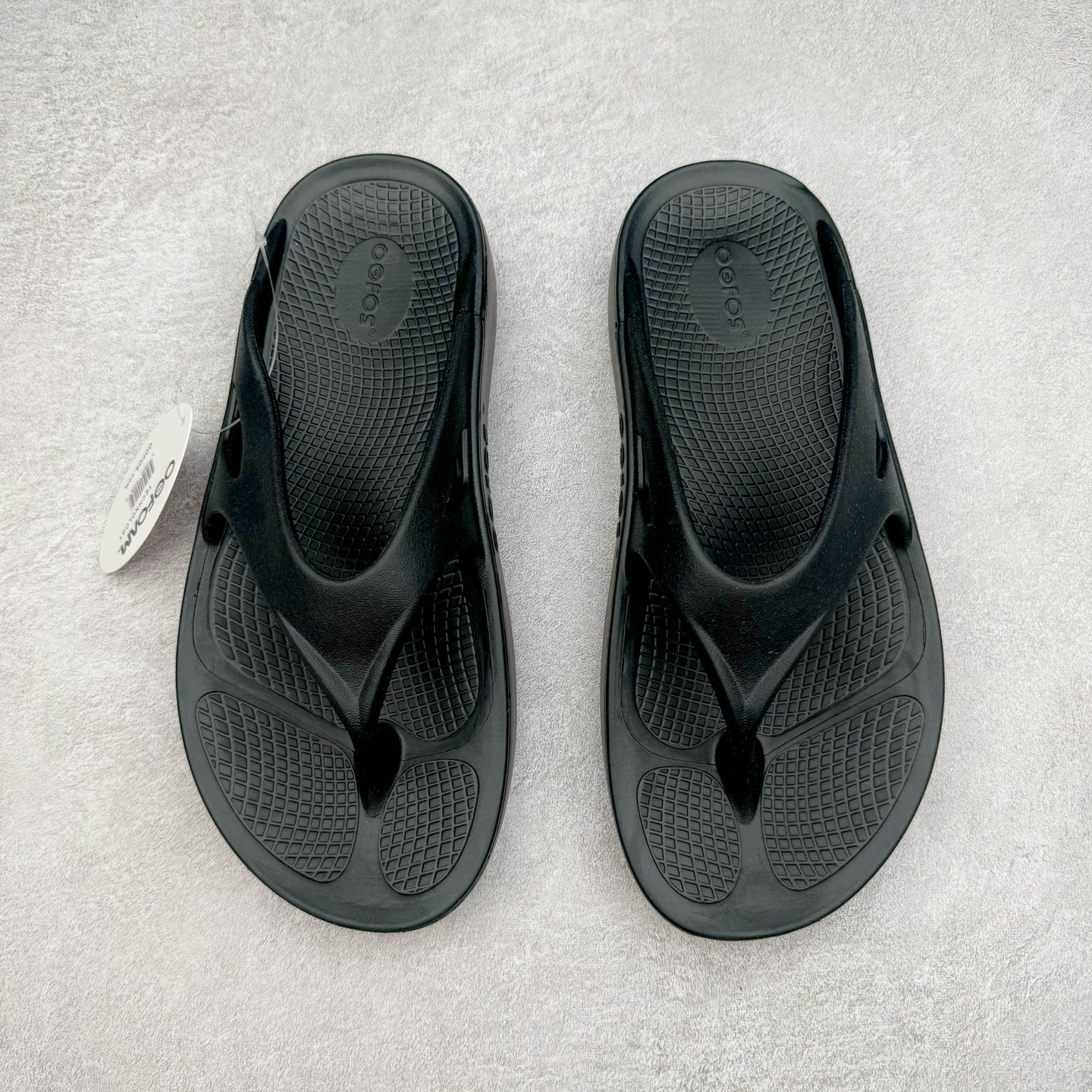 图片[2]-日韩爆款人字拖鞋，一双拖鞋卖出近5亿营收，来自美国马塞诸塞州的品牌OOFOS人字拖恢复凉鞋，产品具有很强的支撑力，有助于减轻脚、膝盖和脚踝的压力，同时增加稳定性。品牌产品采用专利OOfoam技术制成，可以在用户行走时缓冲脚部并吸收冲击力。产品类似于筋膜枪，在运动过后用户能通过走路对脚部、腿部起到放松和修复作用。嘎嘎好穿，让全球运动员为之倾倒！尺码 37-44-选品中心