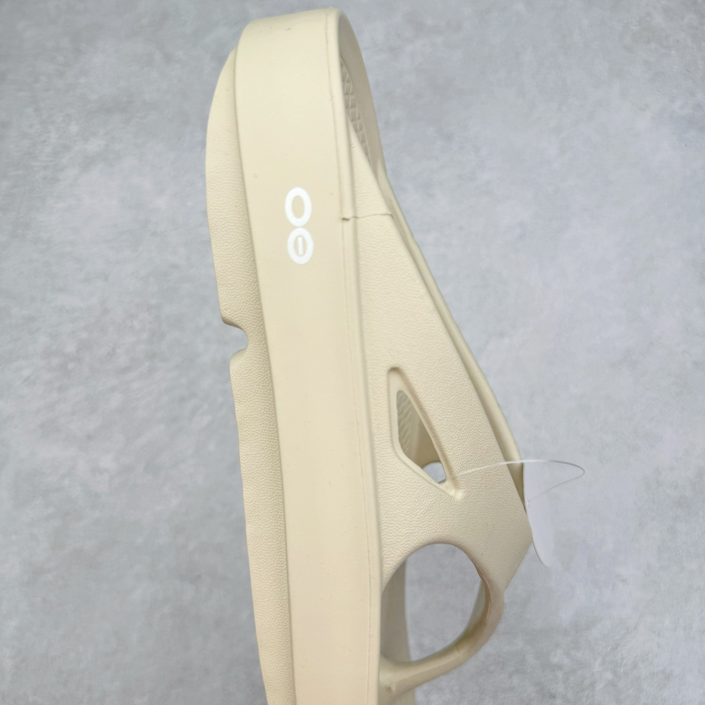 图片[6]-日韩爆款人字拖鞋，一双拖鞋卖出近5亿营收，来自美国马塞诸塞州的品牌OOFOS人字拖恢复凉鞋，产品具有很强的支撑力，有助于减轻脚、膝盖和脚踝的压力，同时增加稳定性。品牌产品采用专利OOfoam技术制成，可以在用户行走时缓冲脚部并吸收冲击力。产品类似于筋膜枪，在运动过后用户能通过走路对脚部、腿部起到放松和修复作用。嘎嘎好穿，让全球运动员为之倾倒！尺码 37-44-选品中心