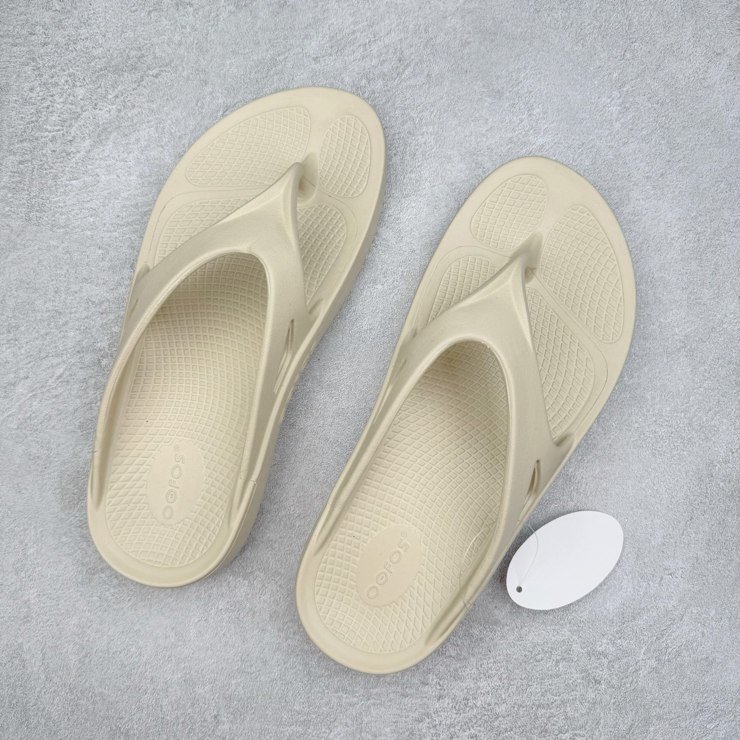 图片[3]-日韩爆款人字拖鞋，一双拖鞋卖出近5亿营收，来自美国马塞诸塞州的品牌OOFOS人字拖恢复凉鞋，产品具有很强的支撑力，有助于减轻脚、膝盖和脚踝的压力，同时增加稳定性。品牌产品采用专利OOfoam技术制成，可以在用户行走时缓冲脚部并吸收冲击力。产品类似于筋膜枪，在运动过后用户能通过走路对脚部、腿部起到放松和修复作用。嘎嘎好穿，让全球运动员为之倾倒！尺码 37-44-选品中心
