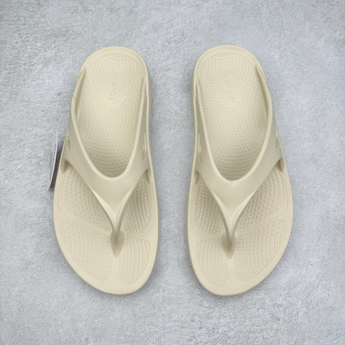 图片[2]-日韩爆款人字拖鞋，一双拖鞋卖出近5亿营收，来自美国马塞诸塞州的品牌OOFOS人字拖恢复凉鞋，产品具有很强的支撑力，有助于减轻脚、膝盖和脚踝的压力，同时增加稳定性。品牌产品采用专利OOfoam技术制成，可以在用户行走时缓冲脚部并吸收冲击力。产品类似于筋膜枪，在运动过后用户能通过走路对脚部、腿部起到放松和修复作用。嘎嘎好穿，让全球运动员为之倾倒！尺码 37-44-选品中心