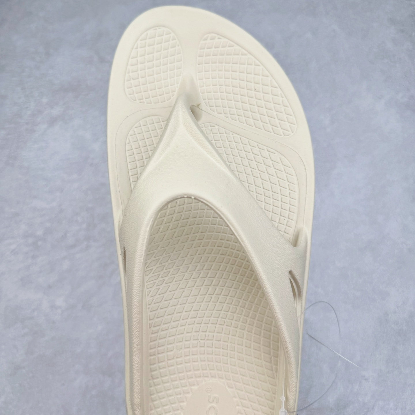 图片[4]-日韩爆款人字拖鞋，一双拖鞋卖出近5亿营收，来自美国马塞诸塞州的品牌OOFOS人字拖恢复凉鞋，产品具有很强的支撑力，有助于减轻脚、膝盖和脚踝的压力，同时增加稳定性。品牌产品采用专利OOfoam技术制成，可以在用户行走时缓冲脚部并吸收冲击力。产品类似于筋膜枪，在运动过后用户能通过走路对脚部、腿部起到放松和修复作用。嘎嘎好穿，让全球运动员为之倾倒！尺码 37-44-选品中心