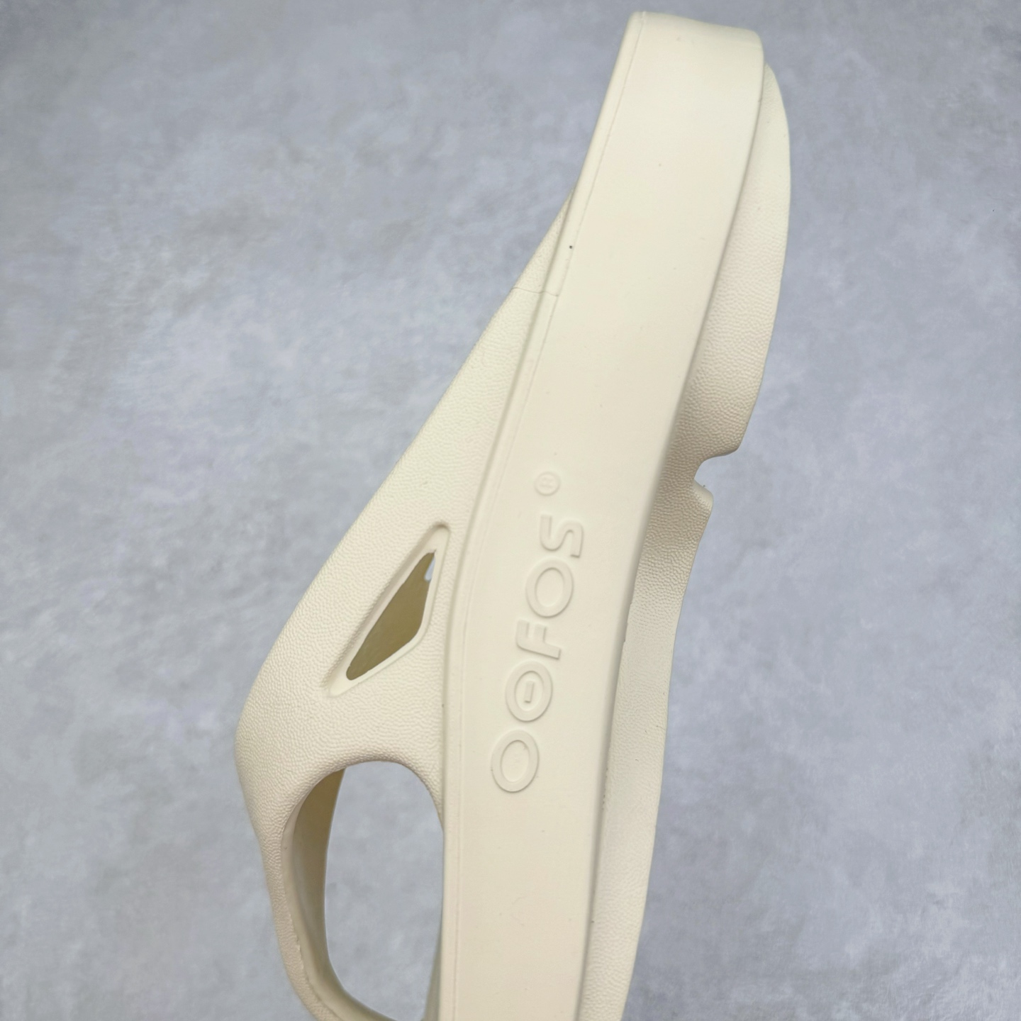 图片[7]-日韩爆款人字拖鞋，一双拖鞋卖出近5亿营收，来自美国马塞诸塞州的品牌OOFOS人字拖恢复凉鞋，产品具有很强的支撑力，有助于减轻脚、膝盖和脚踝的压力，同时增加稳定性。品牌产品采用专利OOfoam技术制成，可以在用户行走时缓冲脚部并吸收冲击力。产品类似于筋膜枪，在运动过后用户能通过走路对脚部、腿部起到放松和修复作用。嘎嘎好穿，让全球运动员为之倾倒！尺码 37-44-选品中心