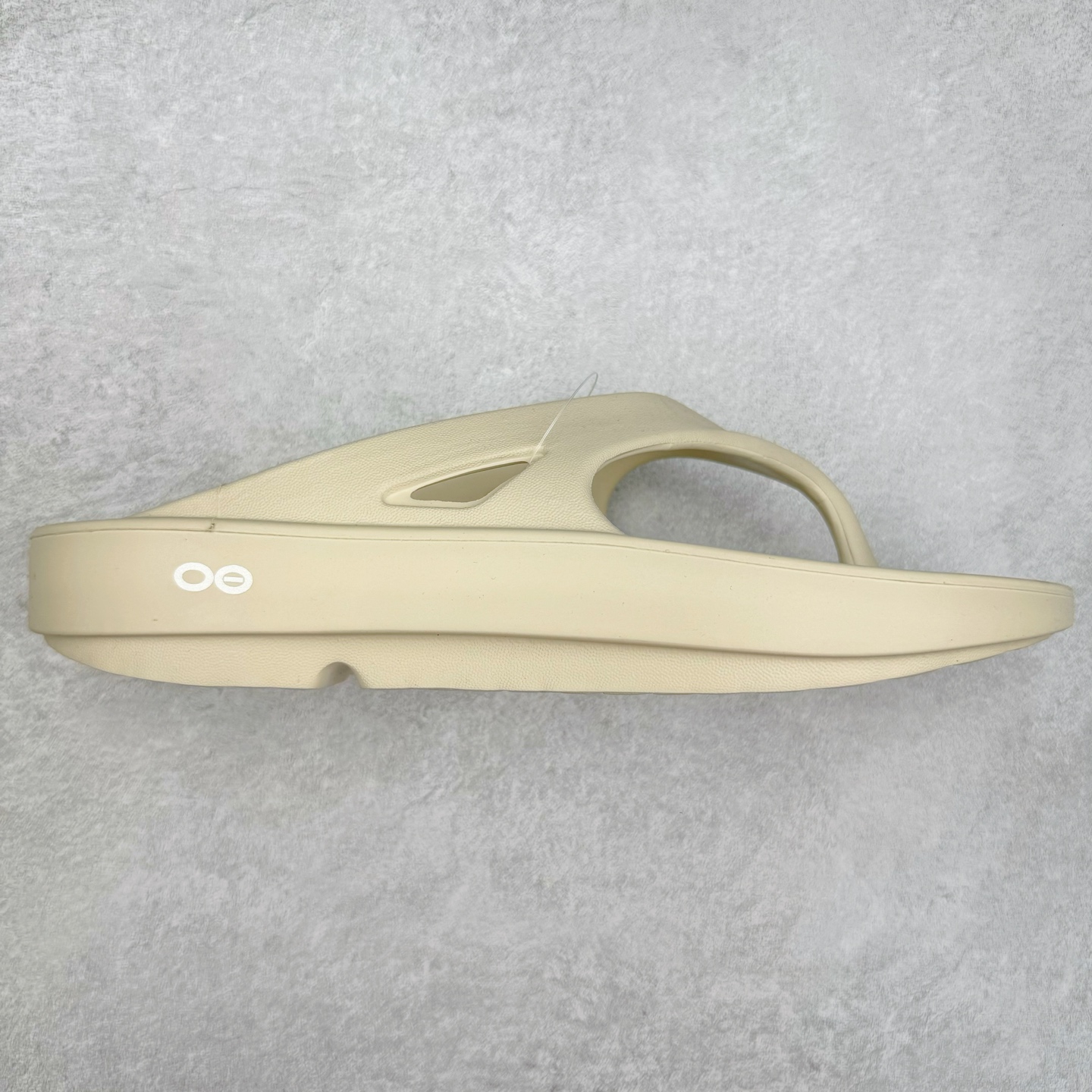 日韩爆款人字拖鞋，一双拖鞋卖出近5亿营收，来自美国马塞诸塞州的品牌OOFOS人字拖恢复凉鞋，产品具有很强的支撑力，有助于减轻脚、膝盖和脚踝的压力，同时增加稳定性。品牌产品采用专利OOfoam技术制成，可以在用户行走时缓冲脚部并吸收冲击力。产品类似于筋膜枪，在运动过后用户能通过走路对脚部、腿部起到放松和修复作用。嘎嘎好穿，让全球运动员为之倾倒！尺码 37-44-选品中心