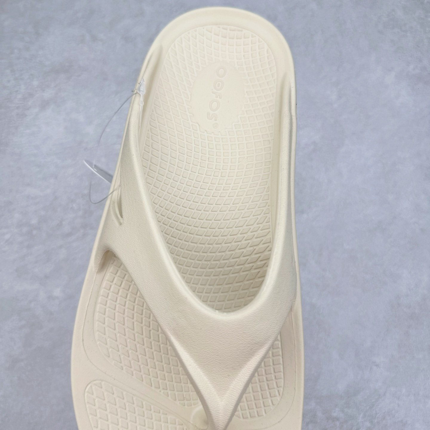 图片[5]-日韩爆款人字拖鞋，一双拖鞋卖出近5亿营收，来自美国马塞诸塞州的品牌OOFOS人字拖恢复凉鞋，产品具有很强的支撑力，有助于减轻脚、膝盖和脚踝的压力，同时增加稳定性。品牌产品采用专利OOfoam技术制成，可以在用户行走时缓冲脚部并吸收冲击力。产品类似于筋膜枪，在运动过后用户能通过走路对脚部、腿部起到放松和修复作用。嘎嘎好穿，让全球运动员为之倾倒！尺码 37-44-选品中心