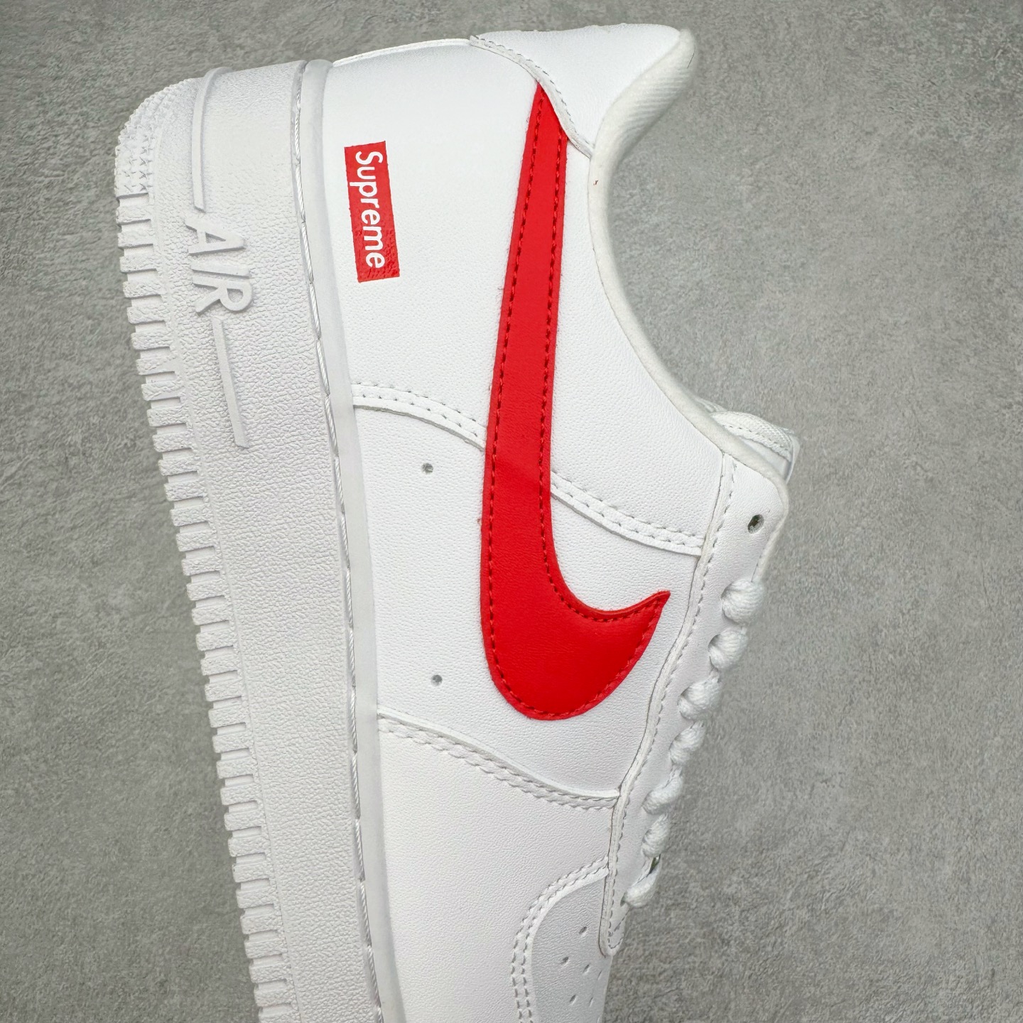 ＃福利特价‼️
Supreme X NK AIR Force 1 Low 空军一号联名 白红 CU922