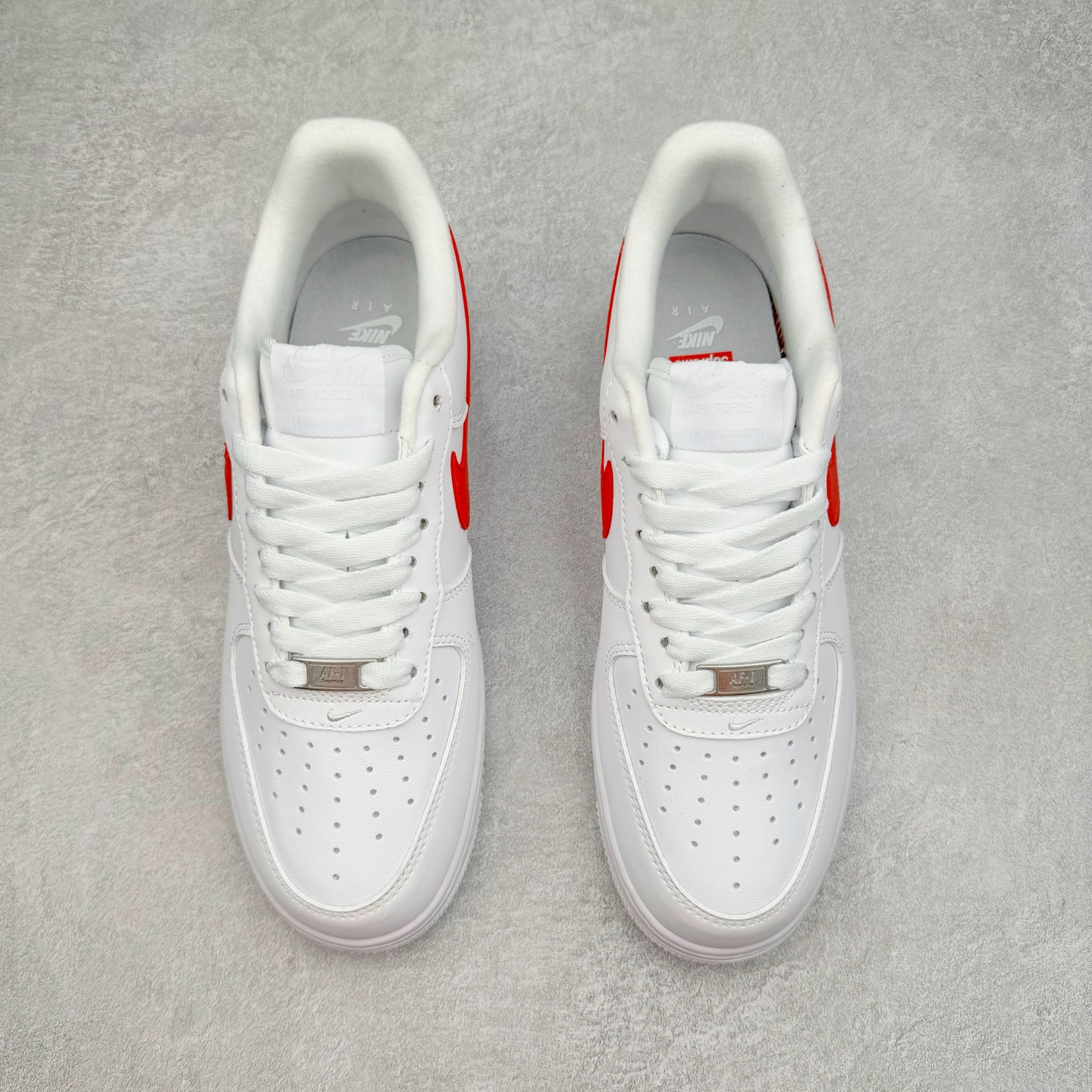 ＃福利特价‼️
Supreme X NK AIR Force 1 Low 空军一号联名 白红 CU922