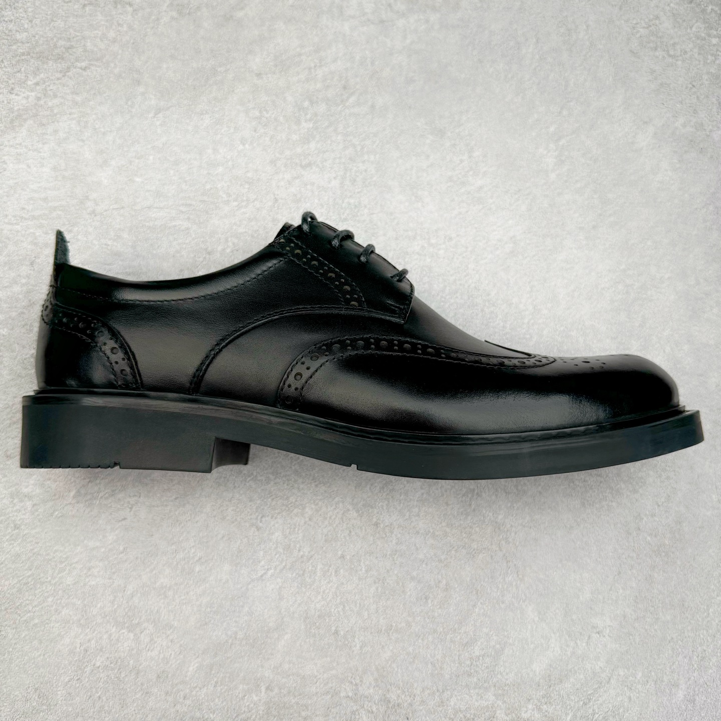 Ecco爱步男鞋新款运动鞋 跑鞋厚底增高老爹鞋 驱动系列全新款式 拼色拼接鞋面 时尚有型 牛皮与纺织品拼接 脚感舒适 出街有型 贴心套脚系带设计 舒适包裹双足 柔软细腻，亲肤透气 以摩托车粗犷胎纹为灵感 PU大底提供牵引性和支撑性 耐磨防滑提升稳定性 轻盈鞋底 舒适耐穿 户外出行 肆意洒脱 尺码：38 39 40 41 42 43 44（皮鞋码）-选品中心