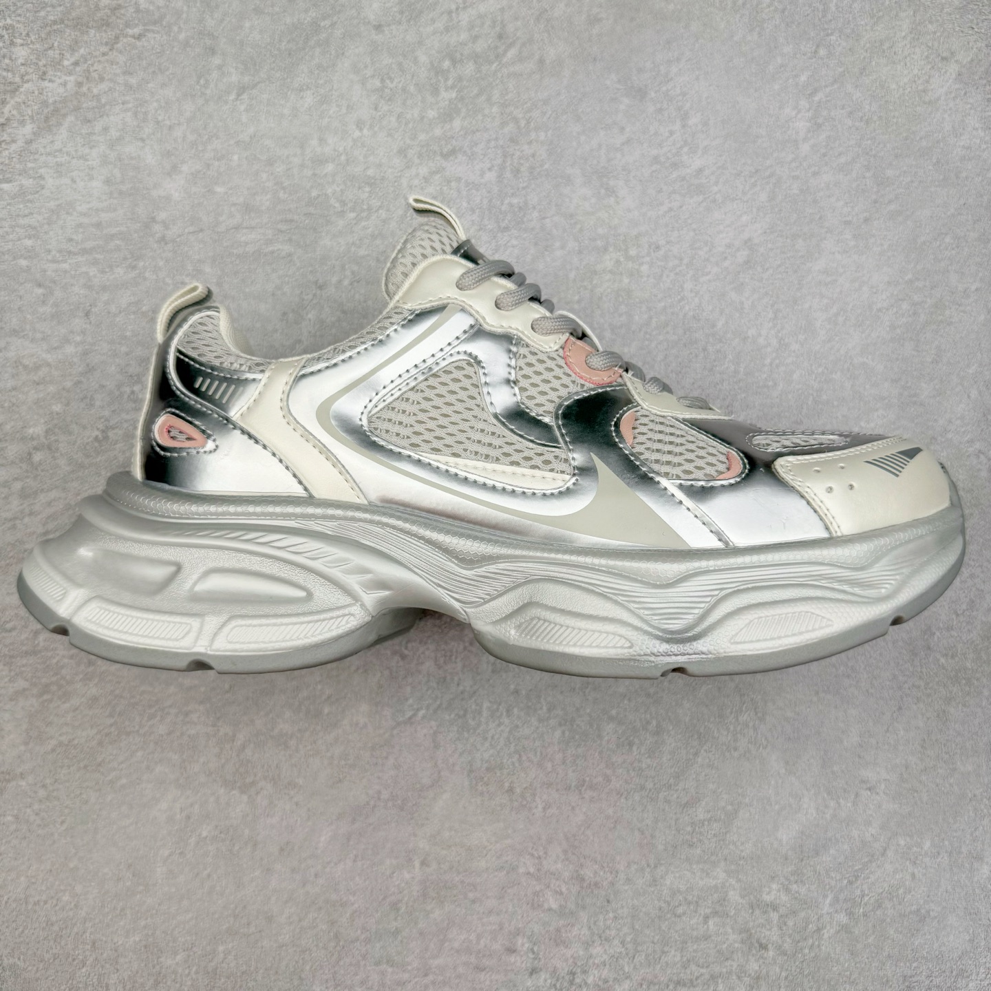 GG-CC Chunky Low安哥拉红休闲运动老爹鞋系列 广东大厂出品 完美细节 25ss春季新款 大长腿 时髦look轻松定格 不费力展现率性氛围 酷帅机能风不规则设计大底 GGCC 银灰红色拼色造型设计 轻便舒适百搭 不管怎么搭都敲好看~尺码：35 36 37 38 39 40-选品中心