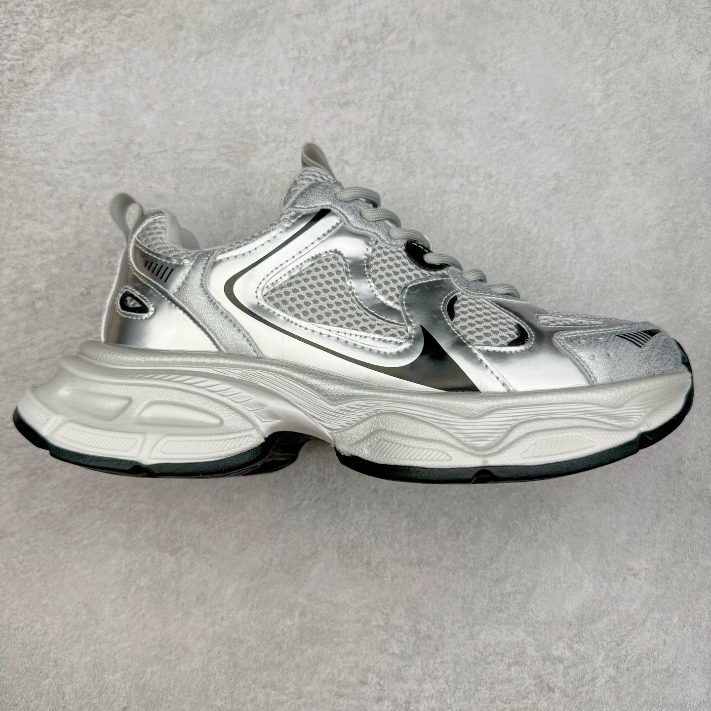 GG-CC Chunky Low安哥拉红休闲运动老爹鞋系列 广东大厂出品 完美细节 25ss春季新款 大长腿 时髦look轻松定格 不费力展现率性氛围 酷帅机能风不规则设计大底 GGCC 银灰红色拼色造型设计 轻便舒适百搭 不管怎么搭都敲好看~尺码:35 36 37 38 39 40-选品中心