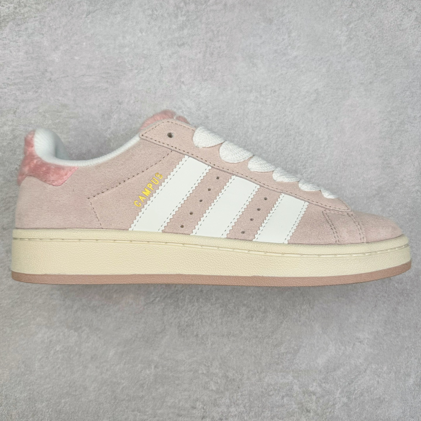 AD Originals Campus 00s 学院系列面包风经典复古低帮百搭休闲运动板鞋 JR8042 这次 Originals 选择了以经典复古鞋型 Campus 为蓝本打造全新面包鞋 这款鞋型联名不断 冠希当年对它更是钟爱有加 论牌面丝毫不输贝壳头、Forum 等大热鞋型 这次 Campus 一改 80 年代的瘦长造型 鞋舌、鞋身、鞋底甚至细节都变大了 营造出千禧年前后流行的面包鞋宽大廓形 因此鞋名改为 Campus 00s 鞋身采用绒面皮料搭配白色常规皮革 质感上还是延续了经典 Campus 的设计 鞋舌填充更加饱满 让鞋款整体看起来更加圆润 搭配上这款浅蓝配色 「蓝胖子」造型真的很可爱 鞋舌还加入了与以往 Campus 不同的全新三叶草 Logo 令造型更具千禧气息 鞋带也采用了加宽的设计 如果你不喜欢 这次还附送了传统鞋带可以替换 鞋底采用了米黄做旧设计 凸显鞋款的复古年代感 除了清新可人的浅蓝配色 还有一款酷灰配色 造型更加硬朗复古 而且相比浅蓝配色更加耐脏 尺码：36 36⅔ 37⅓ 38 38⅔ 39⅓ 40 40⅔ 41⅓ 42 42⅔ 43⅓ 44 45-选品中心