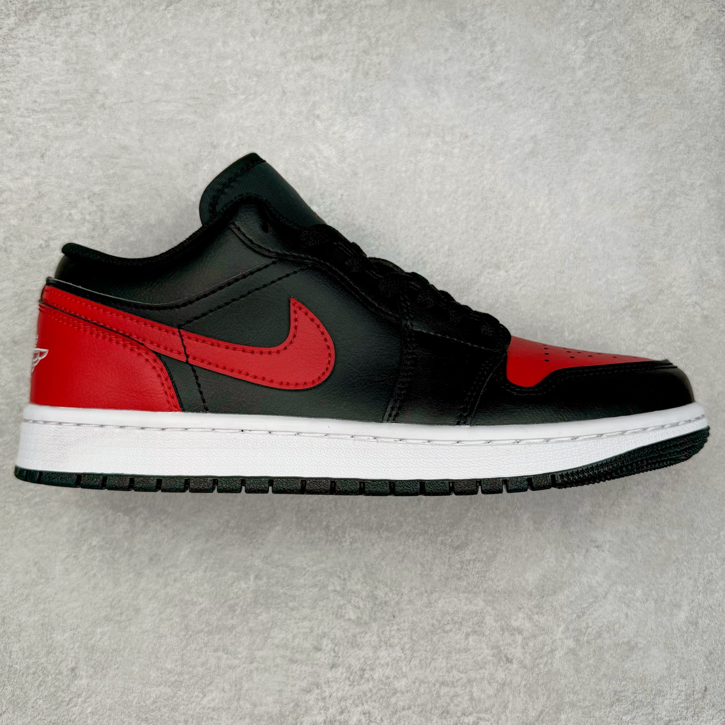 ＃DT纯原 Air Jordan AJ1 Low 低帮 黑红 553558-067 终端优势供应 市面中低帮最具代表性版本没有之一 口碑大厂出品 品控大底版型不断改良更新 全套原纸板楦头开发 确保原汁原味 完美呈现版型 完美零毛边处理 原厂内置全掌气垫 价格定位良心 平台专用代工流水线出品 一眼公司既视感 拿到手的一瞬间就与众不同 碾压市面所有版本 全部原鞋开发 每一个配色都会采购原鞋确认细节 打破市面看图做货无好货之说 尺码：35.5 36 36.5 37.5 38 38.5 39 40 40.5 41 42 42.5 43 44 44.5 45 46-选品中心