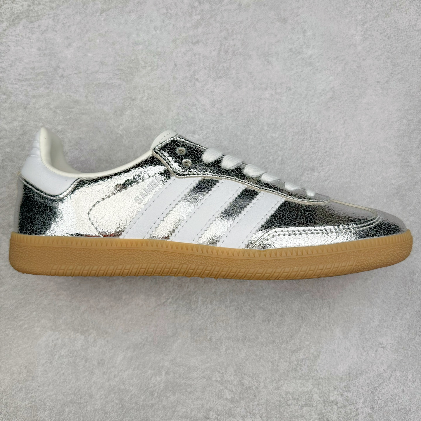 AD Original Samba OG 复古经典轻便板鞋 JR0035 这款桑巴鞋展示了高质量的工艺 带有装饰的超锁缝制和无缝的手感 柔软、柔软的皮革造型和标志性的3条纹完成了精致的外观 正规合身鞋带 鞋面上有绒面鞋垫 橡胶鞋底 享受正畸套筒软感 自50年代首次亮相以来就一直在赢得粉丝的青睐 尺码：36 36.5 37.5 38 38.5 39 40 40.5 41 42 42.5 43 44 44.5 45-选品中心