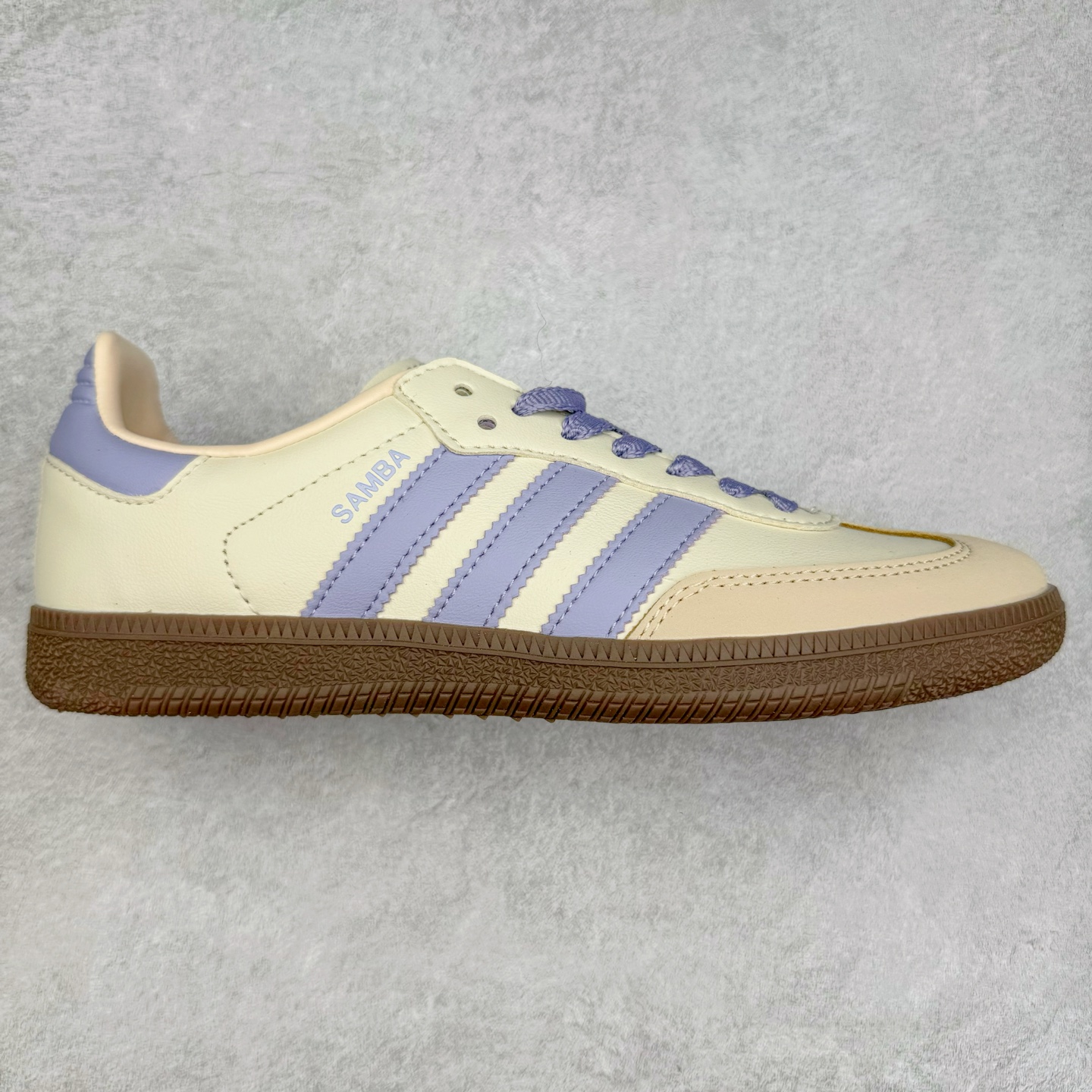 AD Original Samba OG 复古经典轻便板鞋 JI2678 这款桑巴鞋展示了高质量的工艺 带有装饰的超锁缝制和无缝的手感 柔软、柔软的皮革造型和标志性的3条纹完成了精致的外观 正规合身鞋带 鞋面上有绒面鞋垫 橡胶鞋底 享受正畸套筒软感 自50年代首次亮相以来就一直在赢得粉丝的青睐 尺码：36 36.5 37.5 38 38.5 39 40 40.5 41 42 42.5 43 44 44.5 45-选品中心