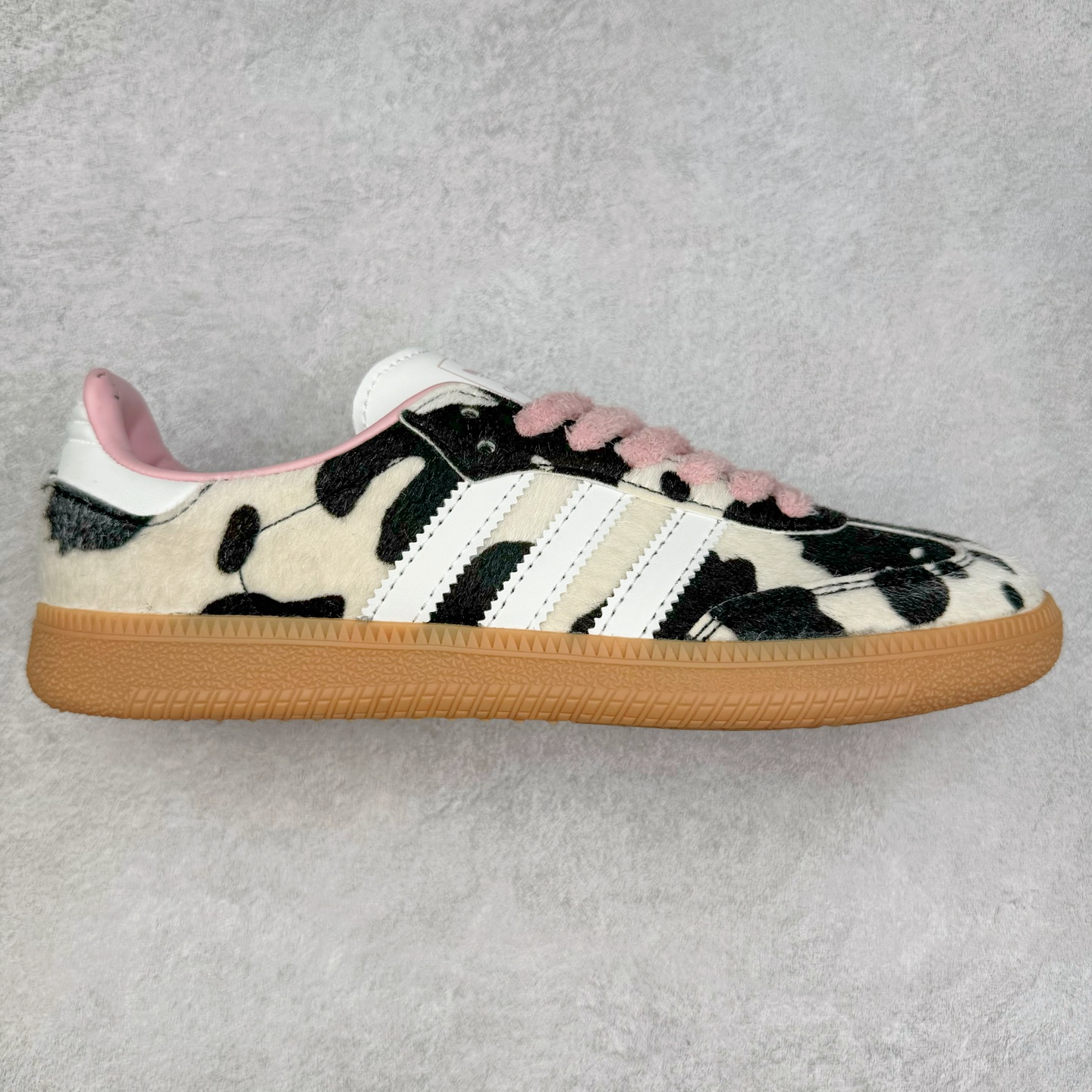 AD Original Samba OG 复古经典轻便板鞋 JR1256 这款桑巴鞋展示了高质量的工艺 带有装饰的超锁缝制和无缝的手感 柔软、柔软的皮革造型和标志性的3条纹完成了精致的外观 正规合身鞋带 鞋面上有绒面鞋垫 橡胶鞋底 享受正畸套筒软感 自50年代首次亮相以来就一直在赢得粉丝的青睐 尺码：36 36.5 37.5 38 38.5 39 40 40.5 41 42 42.5 43 44 44.5 45-选品中心