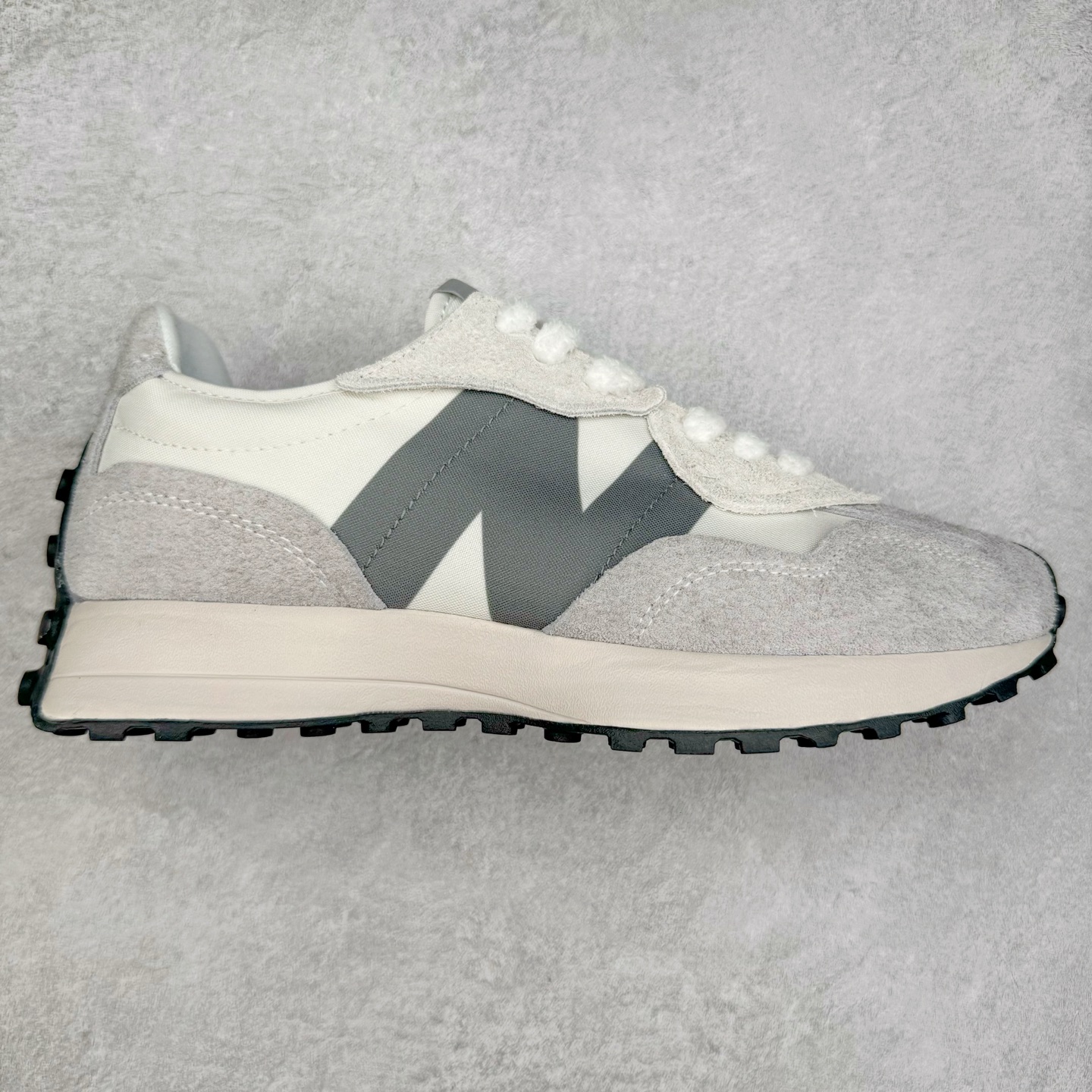 New Balance MS327 NB新百伦系列复古休闲运动慢跑鞋 #以更纯粹的复古风格设计打造的全新造型 侧身还以解构设计 将 N 字标志以做旧压花样式呈现 样式别具新意 而麂皮、冲孔皮革的塑造 则呈现出高级怀旧气质 也让鞋款在奢华时装风格与运动氛围之间达到了平衡 鞋身采用尼龙及猪巴革麂皮物料拼接构成 中底高弹PU材质及满丁防滑橡胶外底 尺码：36 37 37.5 38 38.5 39.5 40 40.5 41.5 42 42.5 43 44 45-选品中心
