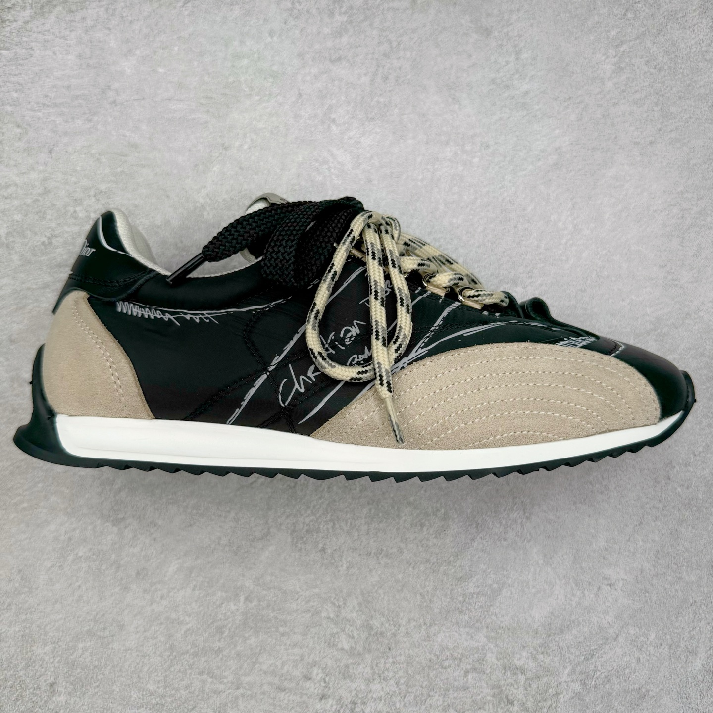 DIOR迪奥 D-Sketch春夏成衣系列 圆头系带 低帮生活休闲鞋春夏走秀款涂鸦素描德训鞋阿甘鞋 原版开发 25ss春夏秀场出镜率最高的单品 这双鞋改变了之前印象中的阿甘鞋单一的设计风格 保留着原本的造型 细节点缀上非常符合当下流行趋势但也融入了主理人对于阿甘鞋全新的理解和复古情怀。整体感觉焕然一新材质是有一点哑光的皮质，复古风十足 看起来很高级 上脚后的感觉就是很凸造型 上脚真心好看又百搭 啥风格衣服裤子裙子都能驾驭 谁穿谁好看 原版组合大底 尺码：35-40 (男鞋后续出货)-选品中心