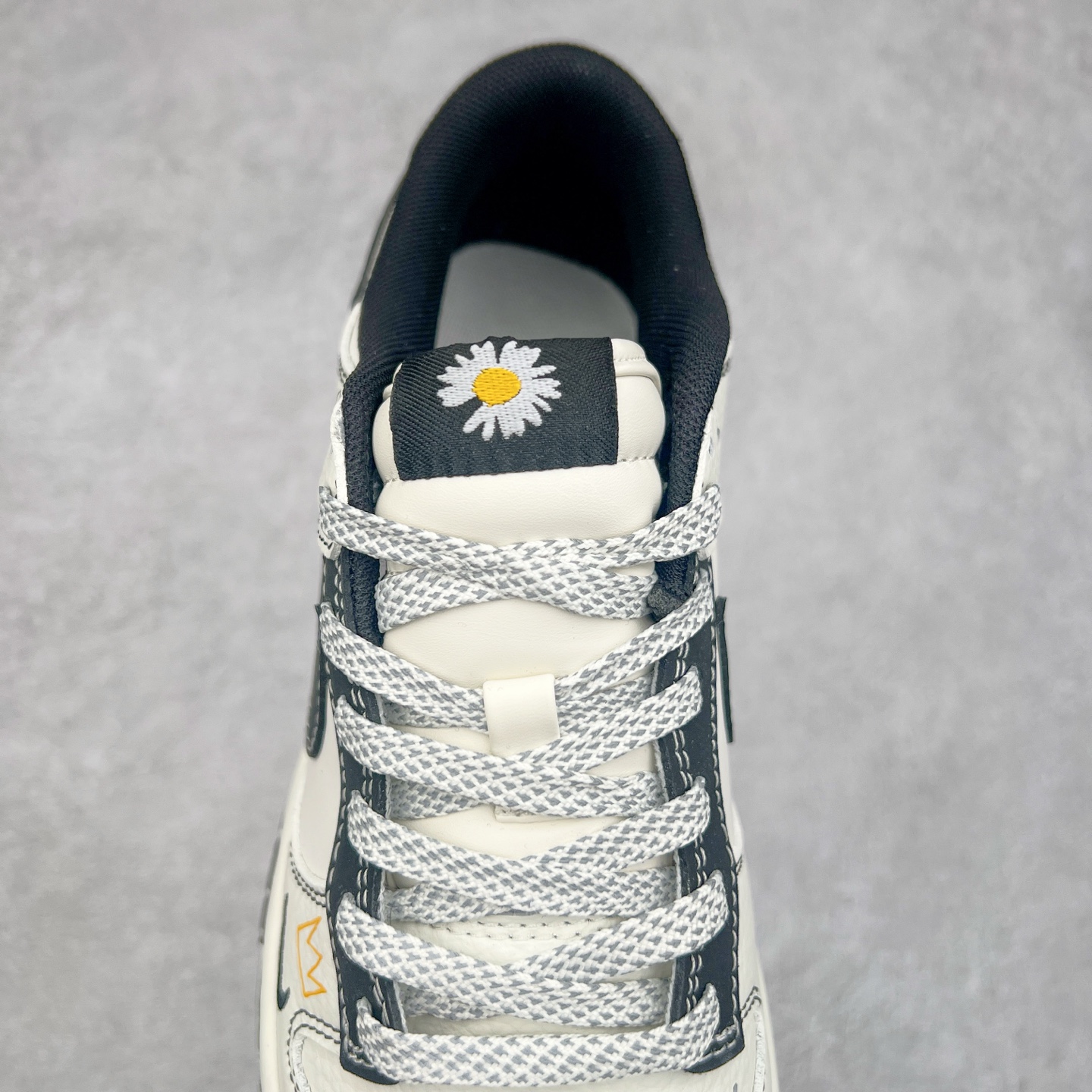 图片[5]-NK Dunk Low 定制配色 CY5979-111 大厂出品 极力推荐 原装头层材料 独家版型蒸餾加工帶來的是更好的视觉和脚感体验大厂纯原品质出货 清洁度 电绣工艺 皮料切割干净无任何毛边 细节完美 实拍调校N版已经零色差零失真 百分百还原实物色彩所见即所得 不存在货不对板色差等低级问题 选购参考实物拍摄 不混卖不参货 只用心做好货严格选品 承诺混一赔十 尺码：36 36.5 37.5 38 38.5 39 40 40.5 41 42 42.5 43 44 44.5 45-选品中心