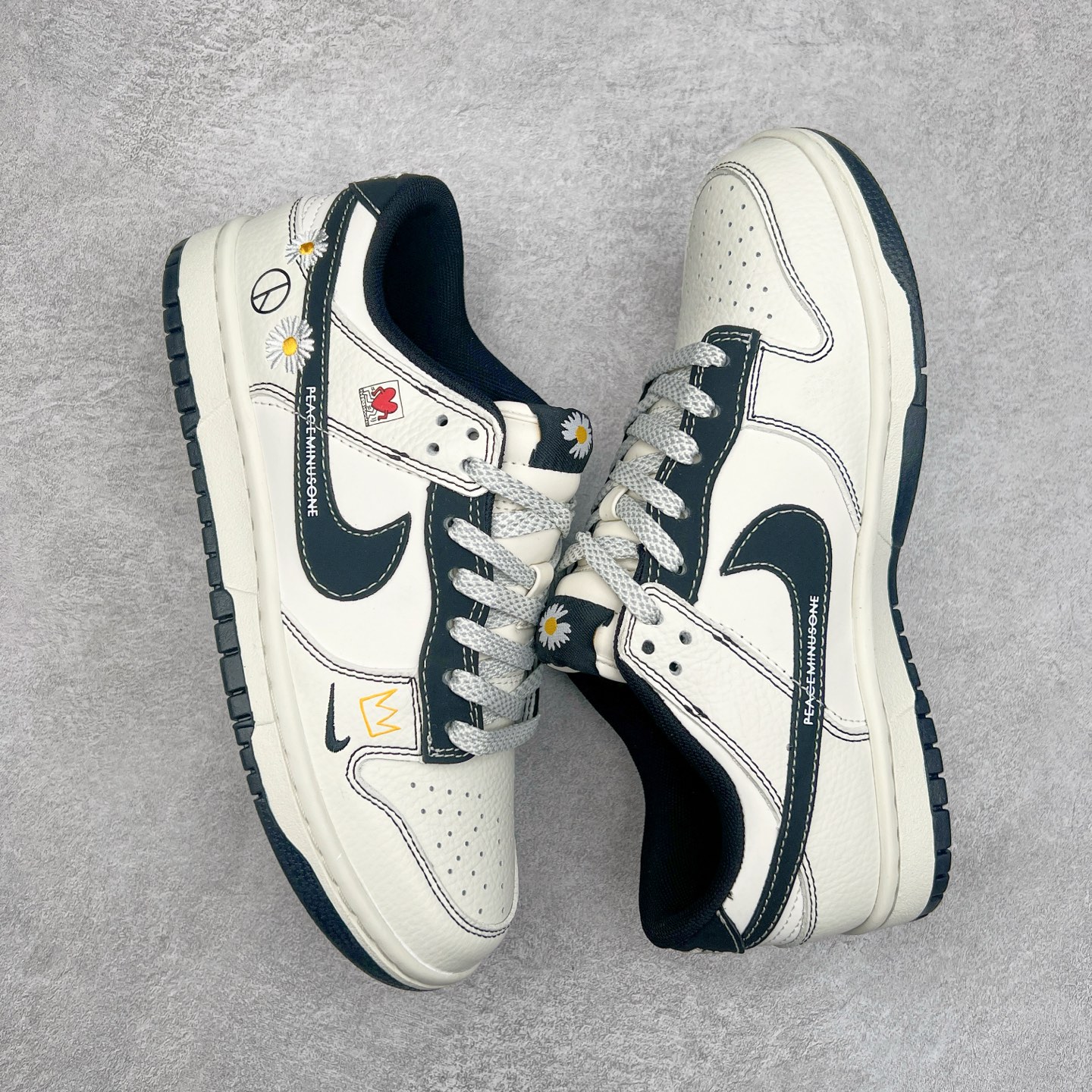 图片[3]-NK Dunk Low 定制配色 CY5979-111 大厂出品 极力推荐 原装头层材料 独家版型蒸餾加工帶來的是更好的视觉和脚感体验大厂纯原品质出货 清洁度 电绣工艺 皮料切割干净无任何毛边 细节完美 实拍调校N版已经零色差零失真 百分百还原实物色彩所见即所得 不存在货不对板色差等低级问题 选购参考实物拍摄 不混卖不参货 只用心做好货严格选品 承诺混一赔十 尺码：36 36.5 37.5 38 38.5 39 40 40.5 41 42 42.5 43 44 44.5 45-选品中心