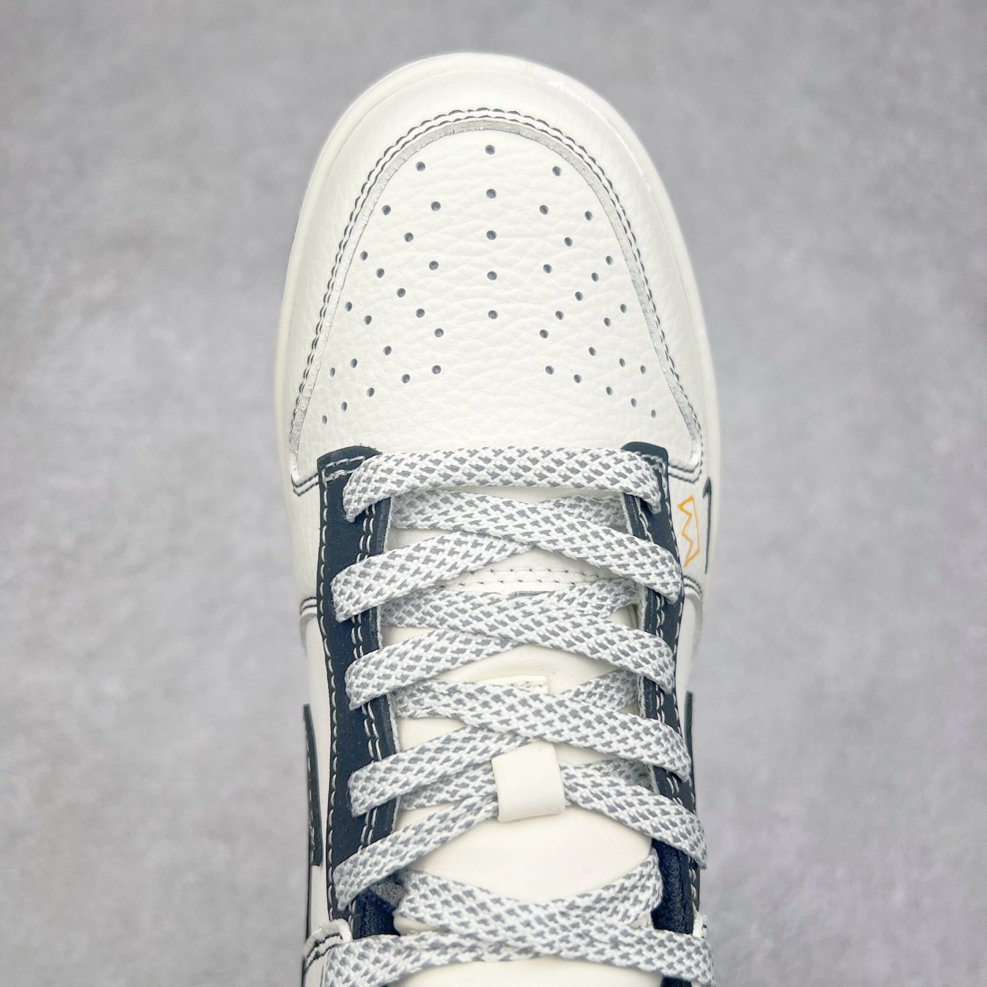 图片[4]-NK Dunk Low 定制配色 CY5979-111 大厂出品 极力推荐 原装头层材料 独家版型蒸餾加工帶來的是更好的视觉和脚感体验大厂纯原品质出货 清洁度 电绣工艺 皮料切割干净无任何毛边 细节完美 实拍调校N版已经零色差零失真 百分百还原实物色彩所见即所得 不存在货不对板色差等低级问题 选购参考实物拍摄 不混卖不参货 只用心做好货严格选品 承诺混一赔十 尺码：36 36.5 37.5 38 38.5 39 40 40.5 41 42 42.5 43 44 44.5 45-选品中心