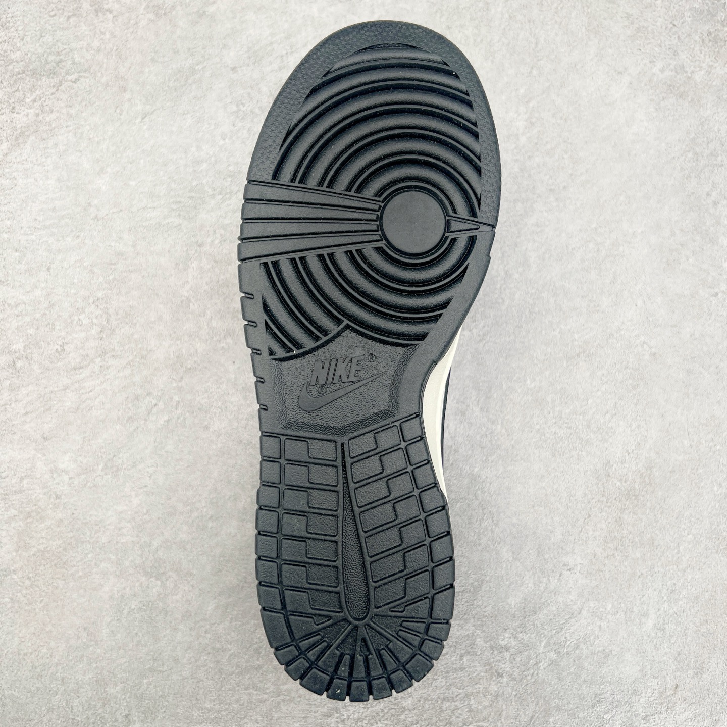 图片[9]-NK Dunk Low 定制配色 CY5979-111 大厂出品 极力推荐 原装头层材料 独家版型蒸餾加工帶來的是更好的视觉和脚感体验大厂纯原品质出货 清洁度 电绣工艺 皮料切割干净无任何毛边 细节完美 实拍调校N版已经零色差零失真 百分百还原实物色彩所见即所得 不存在货不对板色差等低级问题 选购参考实物拍摄 不混卖不参货 只用心做好货严格选品 承诺混一赔十 尺码：36 36.5 37.5 38 38.5 39 40 40.5 41 42 42.5 43 44 44.5 45-选品中心