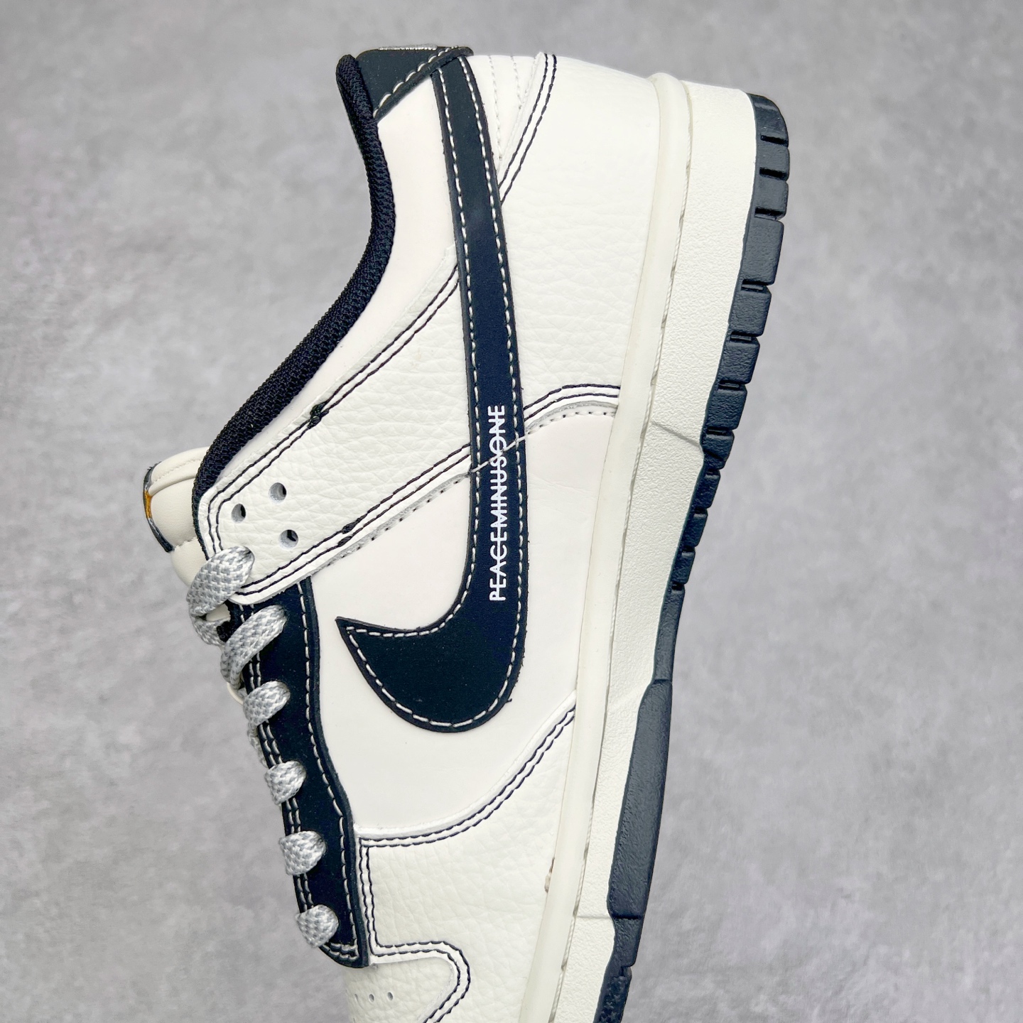 图片[7]-NK Dunk Low 定制配色 CY5979-111 大厂出品 极力推荐 原装头层材料 独家版型蒸餾加工帶來的是更好的视觉和脚感体验大厂纯原品质出货 清洁度 电绣工艺 皮料切割干净无任何毛边 细节完美 实拍调校N版已经零色差零失真 百分百还原实物色彩所见即所得 不存在货不对板色差等低级问题 选购参考实物拍摄 不混卖不参货 只用心做好货严格选品 承诺混一赔十 尺码：36 36.5 37.5 38 38.5 39 40 40.5 41 42 42.5 43 44 44.5 45-选品中心