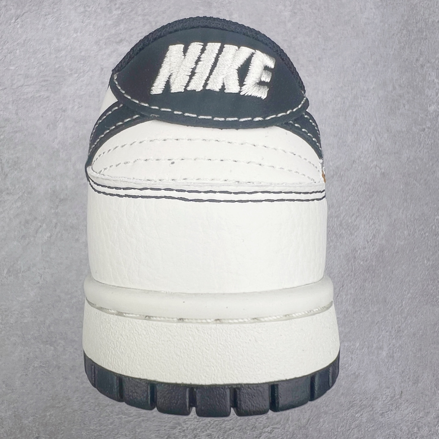 图片[8]-NK Dunk Low 定制配色 CY5979-111 大厂出品 极力推荐 原装头层材料 独家版型蒸餾加工帶來的是更好的视觉和脚感体验大厂纯原品质出货 清洁度 电绣工艺 皮料切割干净无任何毛边 细节完美 实拍调校N版已经零色差零失真 百分百还原实物色彩所见即所得 不存在货不对板色差等低级问题 选购参考实物拍摄 不混卖不参货 只用心做好货严格选品 承诺混一赔十 尺码：36 36.5 37.5 38 38.5 39 40 40.5 41 42 42.5 43 44 44.5 45-选品中心