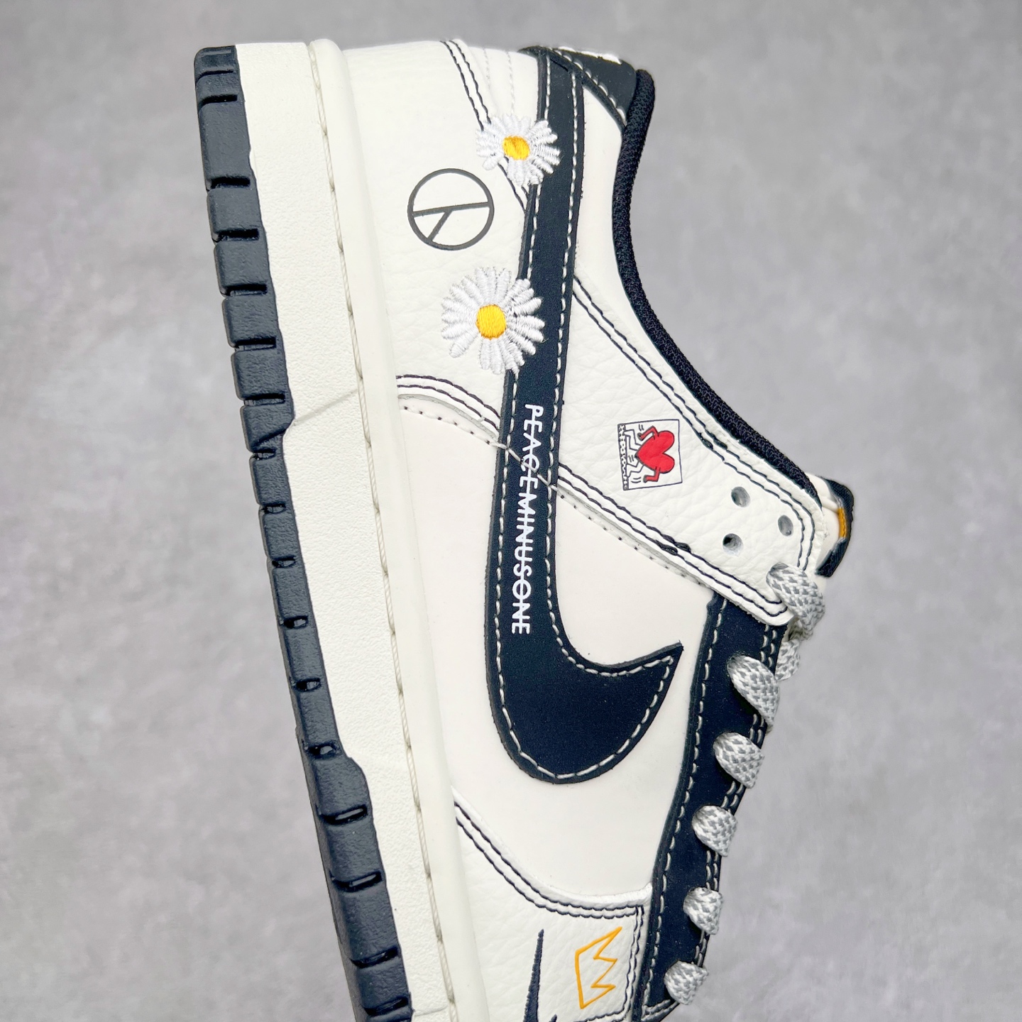 图片[6]-NK Dunk Low 定制配色 CY5979-111 大厂出品 极力推荐 原装头层材料 独家版型蒸餾加工帶來的是更好的视觉和脚感体验大厂纯原品质出货 清洁度 电绣工艺 皮料切割干净无任何毛边 细节完美 实拍调校N版已经零色差零失真 百分百还原实物色彩所见即所得 不存在货不对板色差等低级问题 选购参考实物拍摄 不混卖不参货 只用心做好货严格选品 承诺混一赔十 尺码：36 36.5 37.5 38 38.5 39 40 40.5 41 42 42.5 43 44 44.5 45-选品中心