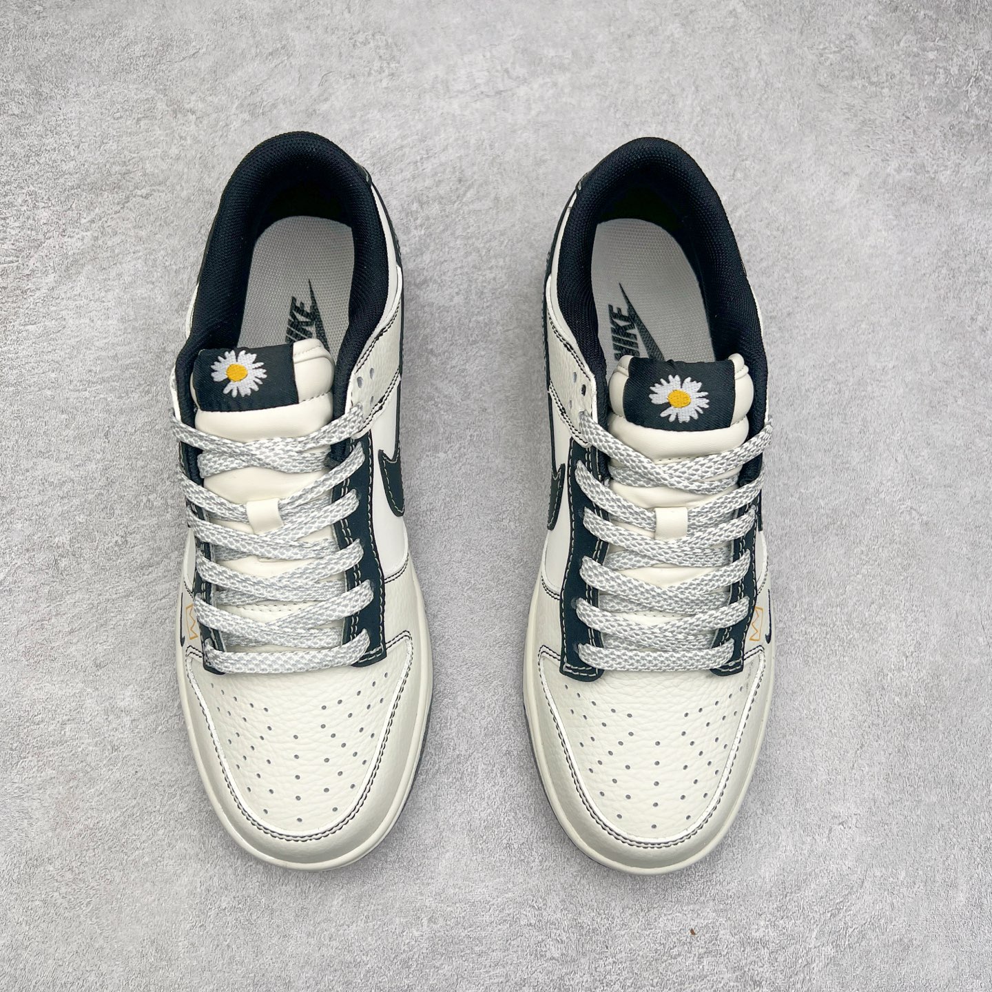 图片[2]-NK Dunk Low 定制配色 CY5979-111 大厂出品 极力推荐 原装头层材料 独家版型蒸餾加工帶來的是更好的视觉和脚感体验大厂纯原品质出货 清洁度 电绣工艺 皮料切割干净无任何毛边 细节完美 实拍调校N版已经零色差零失真 百分百还原实物色彩所见即所得 不存在货不对板色差等低级问题 选购参考实物拍摄 不混卖不参货 只用心做好货严格选品 承诺混一赔十 尺码：36 36.5 37.5 38 38.5 39 40 40.5 41 42 42.5 43 44 44.5 45-选品中心