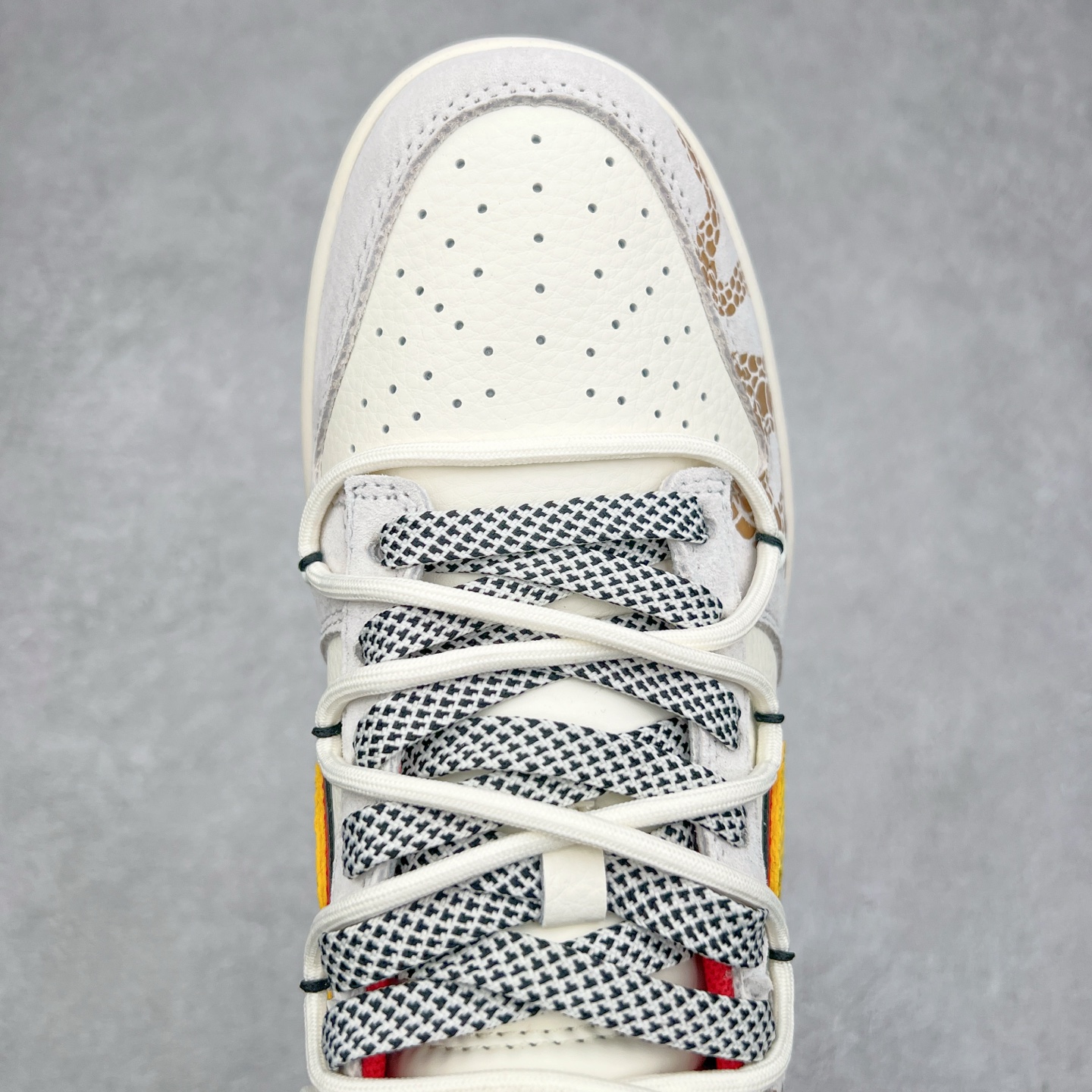 图片[4]-NK Dunk Low 定制配色 SJ2068-315 大厂出品 极力推荐 原装头层材料 独家版型蒸餾加工帶來的是更好的视觉和脚感体验大厂纯原品质出货 清洁度 电绣工艺 皮料切割干净无任何毛边 细节完美 实拍调校N版已经零色差零失真 百分百还原实物色彩所见即所得 不存在货不对板色差等低级问题 选购参考实物拍摄 不混卖不参货 只用心做好货严格选品 承诺混一赔十 尺码：36 36.5 37.5 38 38.5 39 40 40.5 41 42 42.5 43 44 44.5 45-选品中心