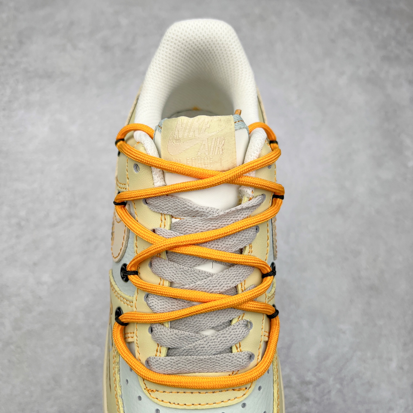 图片[5]-NK Air Force 1´07 Low 空军一号低帮百搭休闲运动板鞋 KS6896-111 柔软、弹性十足的缓震性能和出色的中底设计 横跨复古与现代的外型结合 造就出风靡全球 三十多年的Force 1 直到今天还深受青睐 实拍调校N版已经零色差零失真 百分百还原实物色彩所见即所得 不存在货不对板色差等低级问题 选购参考实物拍摄 不混卖不参货 只用心做好货严格选品 承诺混一赔十 尺码：36 36.5 37.5 38 38.5 39 40 40.5 41 42 42.5 43 44 44.5 45-选品中心