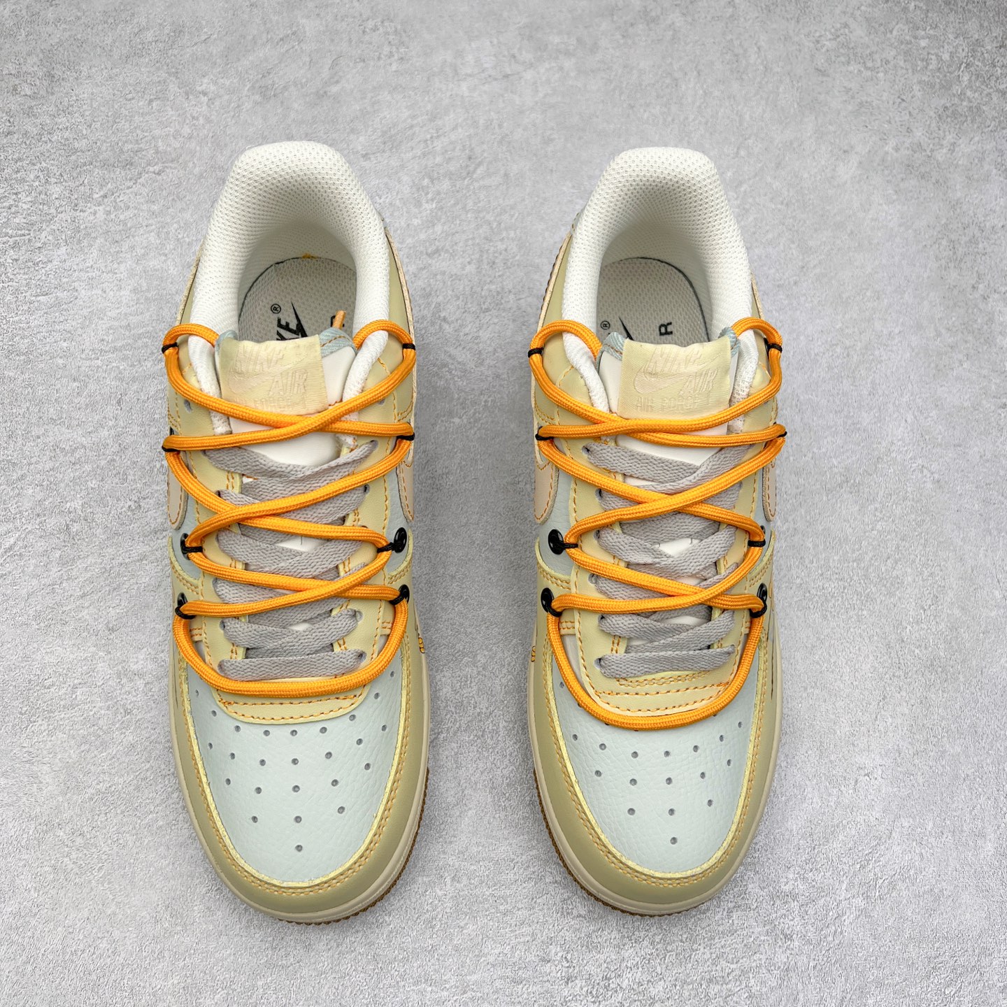 图片[2]-NK Air Force 1´07 Low 空军一号低帮百搭休闲运动板鞋 KS6896-111 柔软、弹性十足的缓震性能和出色的中底设计 横跨复古与现代的外型结合 造就出风靡全球 三十多年的Force 1 直到今天还深受青睐 实拍调校N版已经零色差零失真 百分百还原实物色彩所见即所得 不存在货不对板色差等低级问题 选购参考实物拍摄 不混卖不参货 只用心做好货严格选品 承诺混一赔十 尺码：36 36.5 37.5 38 38.5 39 40 40.5 41 42 42.5 43 44 44.5 45-选品中心