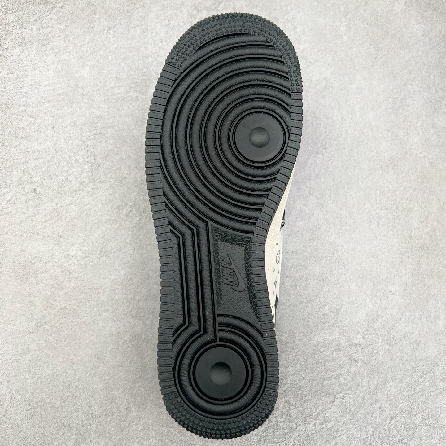 图片[9]-NK Air Force 1´07 Low 空军一号低帮百搭休闲运动板鞋 SJ9188-003 柔软、弹性十足的缓震性能和出色的中底设计 横跨复古与现代的外型结合 造就出风靡全球 三十多年的Force 1 直到今天还深受青睐 实拍调校N版已经零色差零失真 百分百还原实物色彩所见即所得 不存在货不对板色差等低级问题 选购参考实物拍摄 不混卖不参货 只用心做好货严格选品 承诺混一赔十 尺码：36 36.5 37.5 38 38.5 39 40 40.5 41 42 42.5 43 44 44.5 45-选品中心