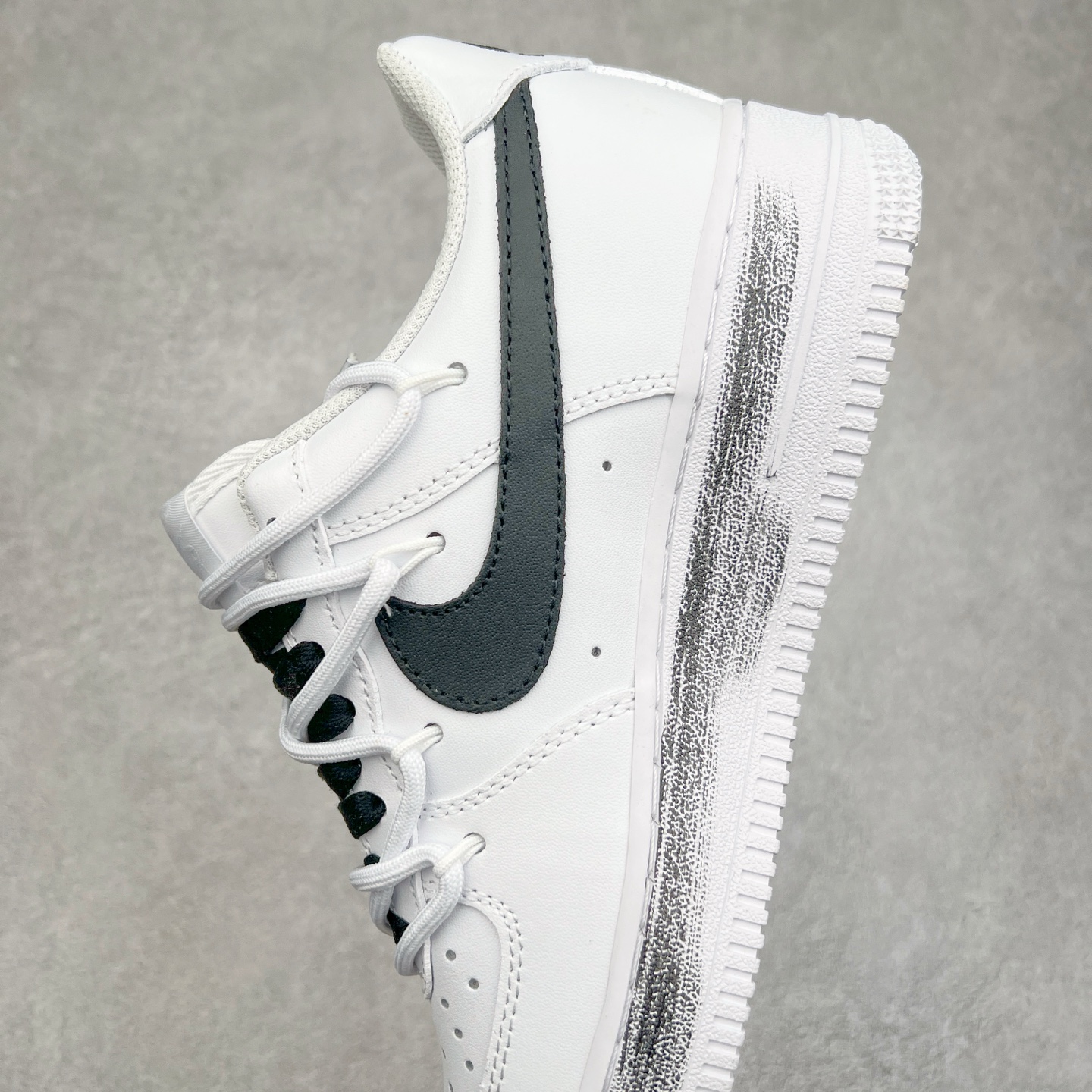 图片[7]-NK Air Force 1´07 Low 空军一号低帮百搭休闲运动板鞋 CK0316-060 柔软、弹性十足的缓震性能和出色的中底设计 横跨复古与现代的外型结合 造就出风靡全球 三十多年的Force 1 直到今天还深受青睐 实拍调校N版已经零色差零失真 百分百还原实物色彩所见即所得 不存在货不对板色差等低级问题 选购参考实物拍摄 不混卖不参货 只用心做好货严格选品 承诺混一赔十 尺码：36 36.5 37.5 38 38.5 39 40 40.5 41 42 42.5 43 44 44.5 45-选品中心