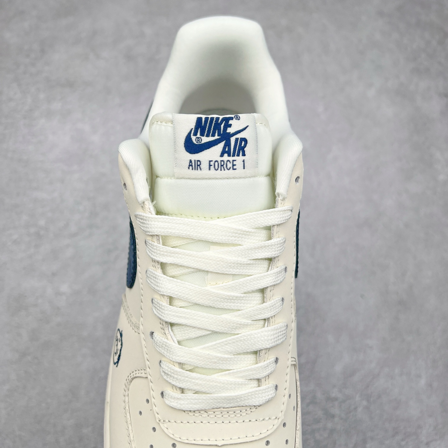 图片[5]-NK Air Force 1´07 Low 空军一号低帮百搭休闲运动板鞋 DF0188-037 柔软、弹性十足的缓震性能和出色的中底设计 横跨复古与现代的外型结合 造就出风靡全球 三十多年的Force 1 直到今天还深受青睐 实拍调校N版已经零色差零失真 百分百还原实物色彩所见即所得 不存在货不对板色差等低级问题 选购参考实物拍摄 不混卖不参货 只用心做好货严格选品 承诺混一赔十 尺码：36 36.5 37.5 38 38.5 39 40 40.5 41 42 42.5 43 44 44.5 45-选品中心