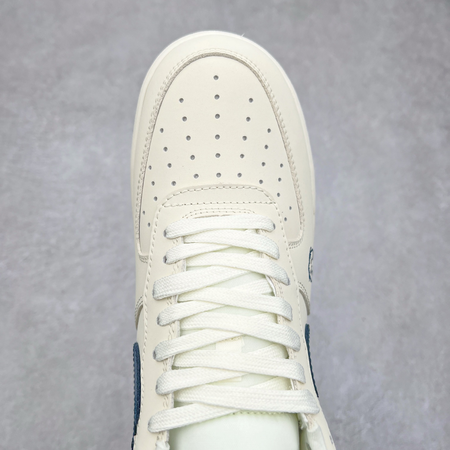 图片[4]-NK Air Force 1´07 Low 空军一号低帮百搭休闲运动板鞋 DF0188-037 柔软、弹性十足的缓震性能和出色的中底设计 横跨复古与现代的外型结合 造就出风靡全球 三十多年的Force 1 直到今天还深受青睐 实拍调校N版已经零色差零失真 百分百还原实物色彩所见即所得 不存在货不对板色差等低级问题 选购参考实物拍摄 不混卖不参货 只用心做好货严格选品 承诺混一赔十 尺码：36 36.5 37.5 38 38.5 39 40 40.5 41 42 42.5 43 44 44.5 45-选品中心