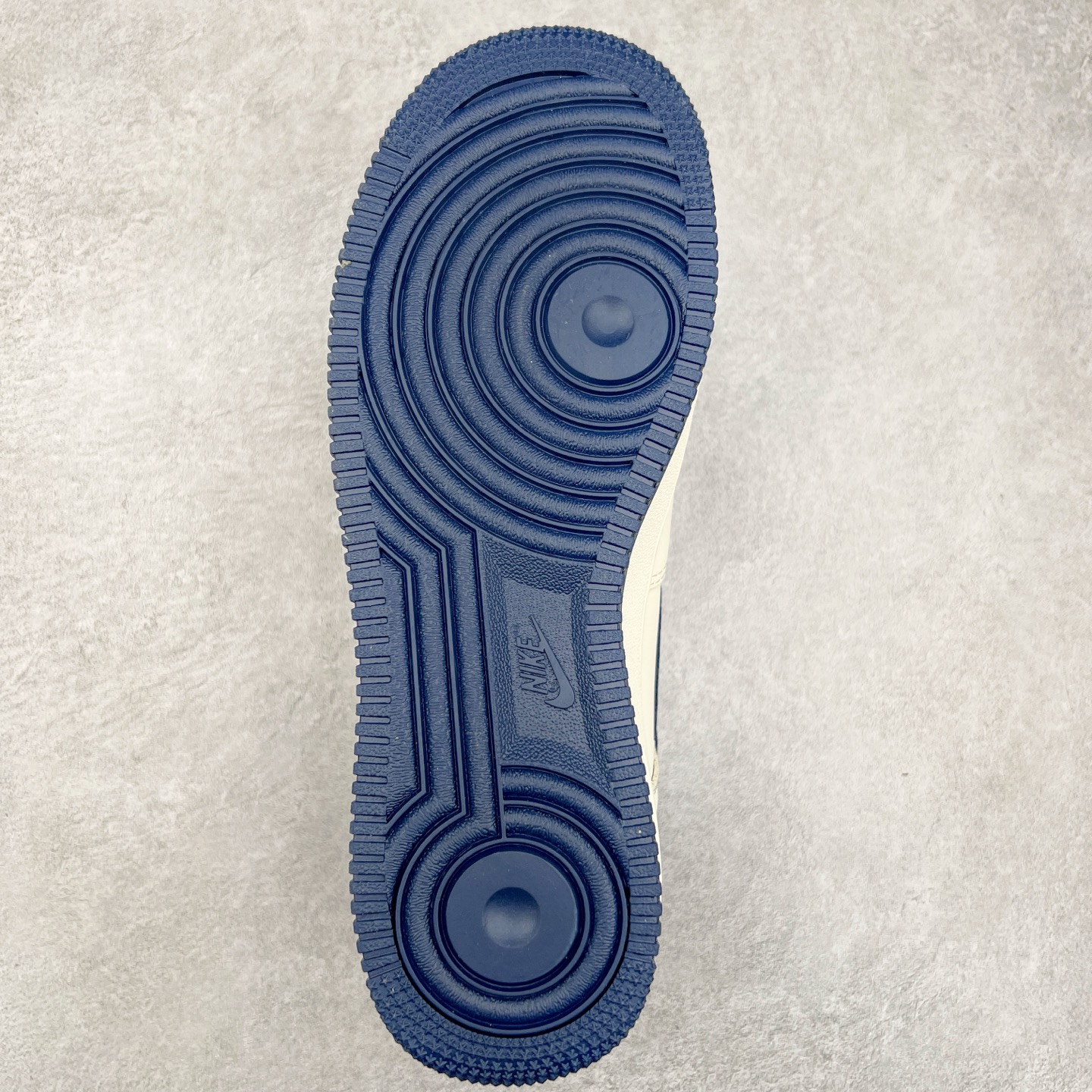 图片[9]-NK Air Force 1´07 Low 空军一号低帮百搭休闲运动板鞋 DF0188-037 柔软、弹性十足的缓震性能和出色的中底设计 横跨复古与现代的外型结合 造就出风靡全球 三十多年的Force 1 直到今天还深受青睐 实拍调校N版已经零色差零失真 百分百还原实物色彩所见即所得 不存在货不对板色差等低级问题 选购参考实物拍摄 不混卖不参货 只用心做好货严格选品 承诺混一赔十 尺码：36 36.5 37.5 38 38.5 39 40 40.5 41 42 42.5 43 44 44.5 45-选品中心