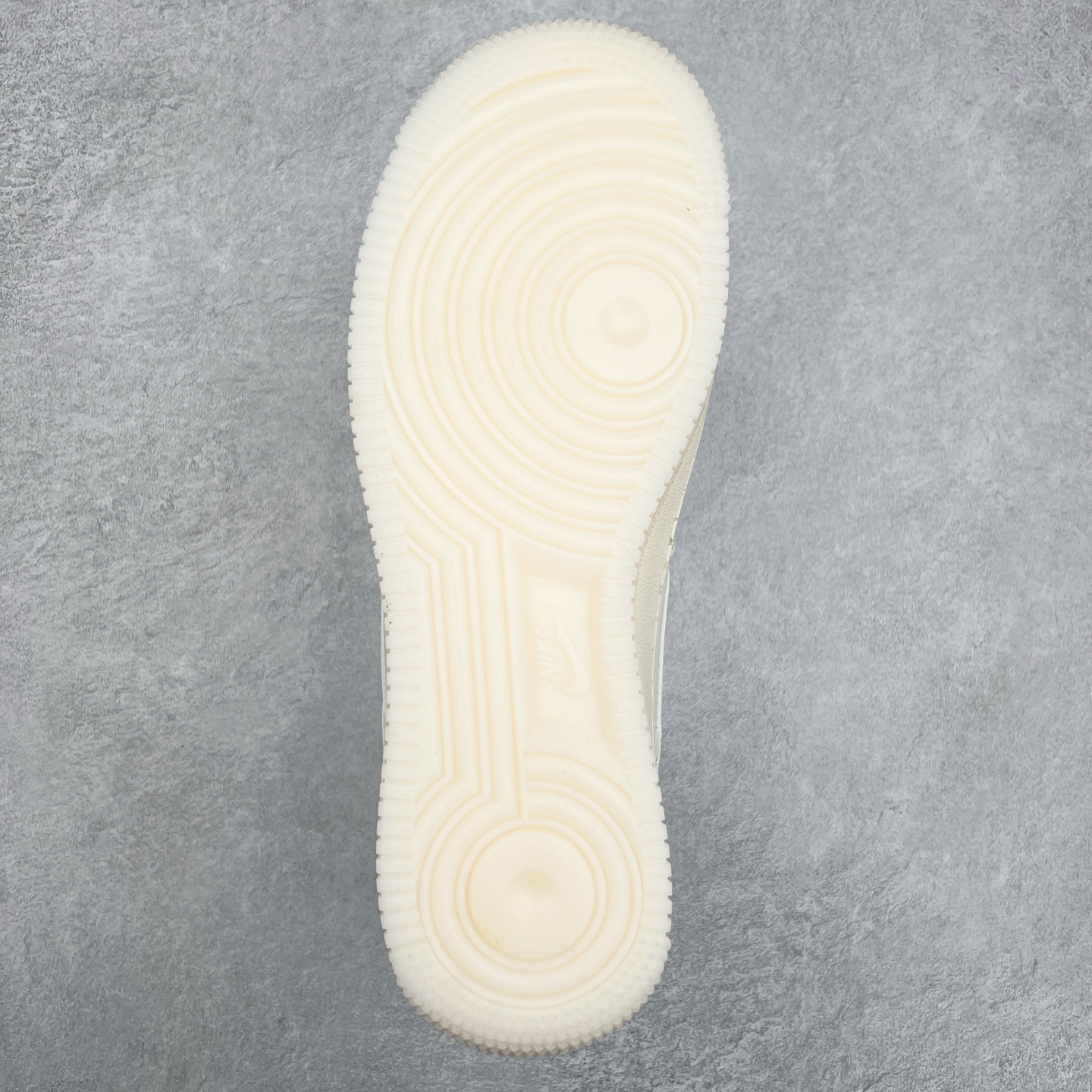 图片[9]-NK Air Force 1´07 Low 空军一号低帮百搭休闲运动板鞋 BB8588-226 柔软、弹性十足的缓震性能和出色的中底设计 横跨复古与现代的外型结合 造就出风靡全球 三十多年的Force 1 直到今天还深受青睐 实拍调校N版已经零色差零失真 百分百还原实物色彩所见即所得 不存在货不对板色差等低级问题 选购参考实物拍摄 不混卖不参货 只用心做好货严格选品 承诺混一赔十 尺码：36 36.5 37.5 38 38.5 39 40 40.5 41 42 42.5 43 44 44.5 45-选品中心