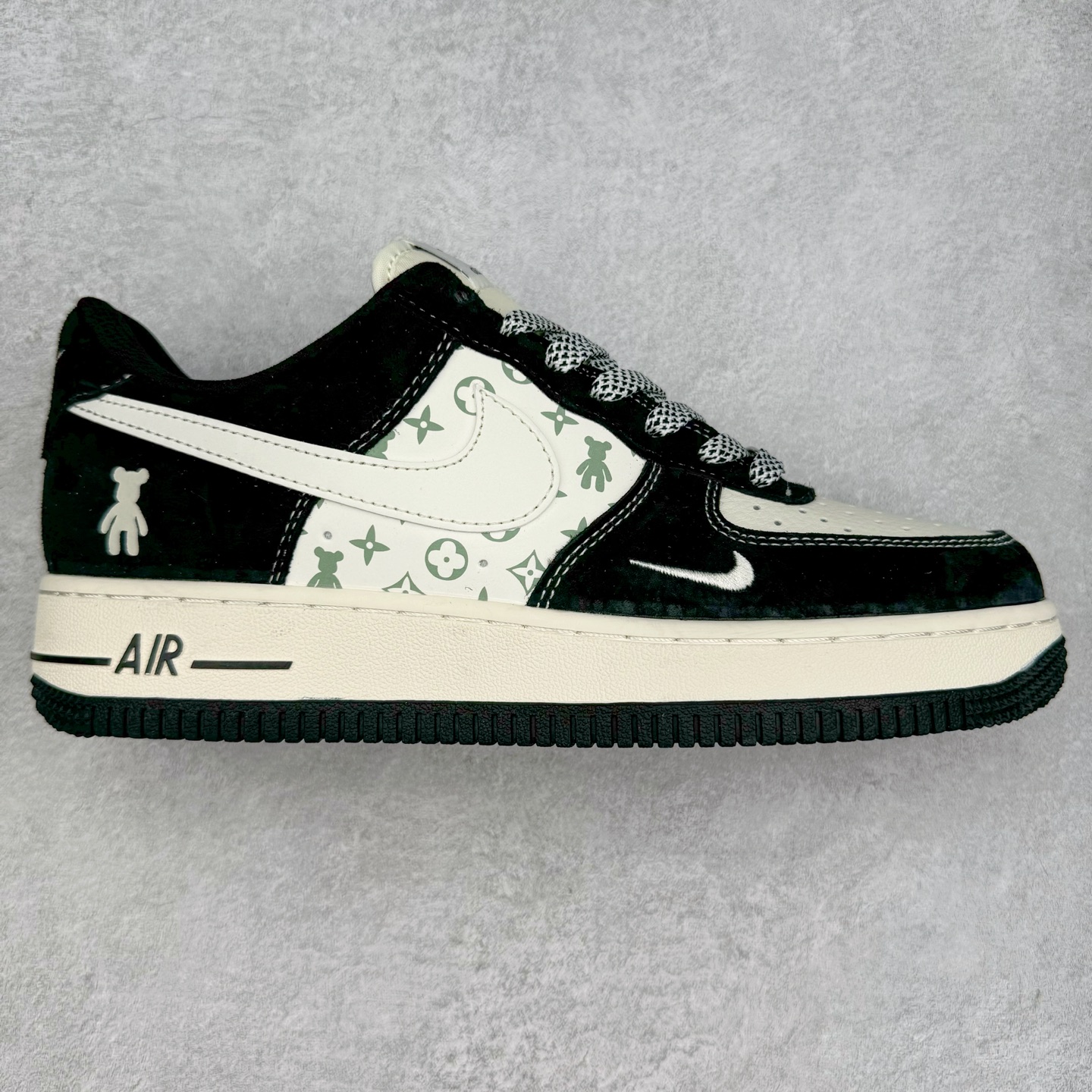 NK Air Force 1´07 Low 空军一号低帮百搭休闲运动板鞋 SJ9188-003 柔软、弹性十足的缓震性能和出色的中底设计 横跨复古与现代的外型结合 造就出风靡全球 三十多年的Force 1 直到今天还深受青睐 实拍调校N版已经零色差零失真 百分百还原实物色彩所见即所得 不存在货不对板色差等低级问题 选购参考实物拍摄 不混卖不参货 只用心做好货严格选品 承诺混一赔十 尺码：36 36.5 37.5 38 38.5 39 40 40.5 41 42 42.5 43 44 44.5 45-选品中心