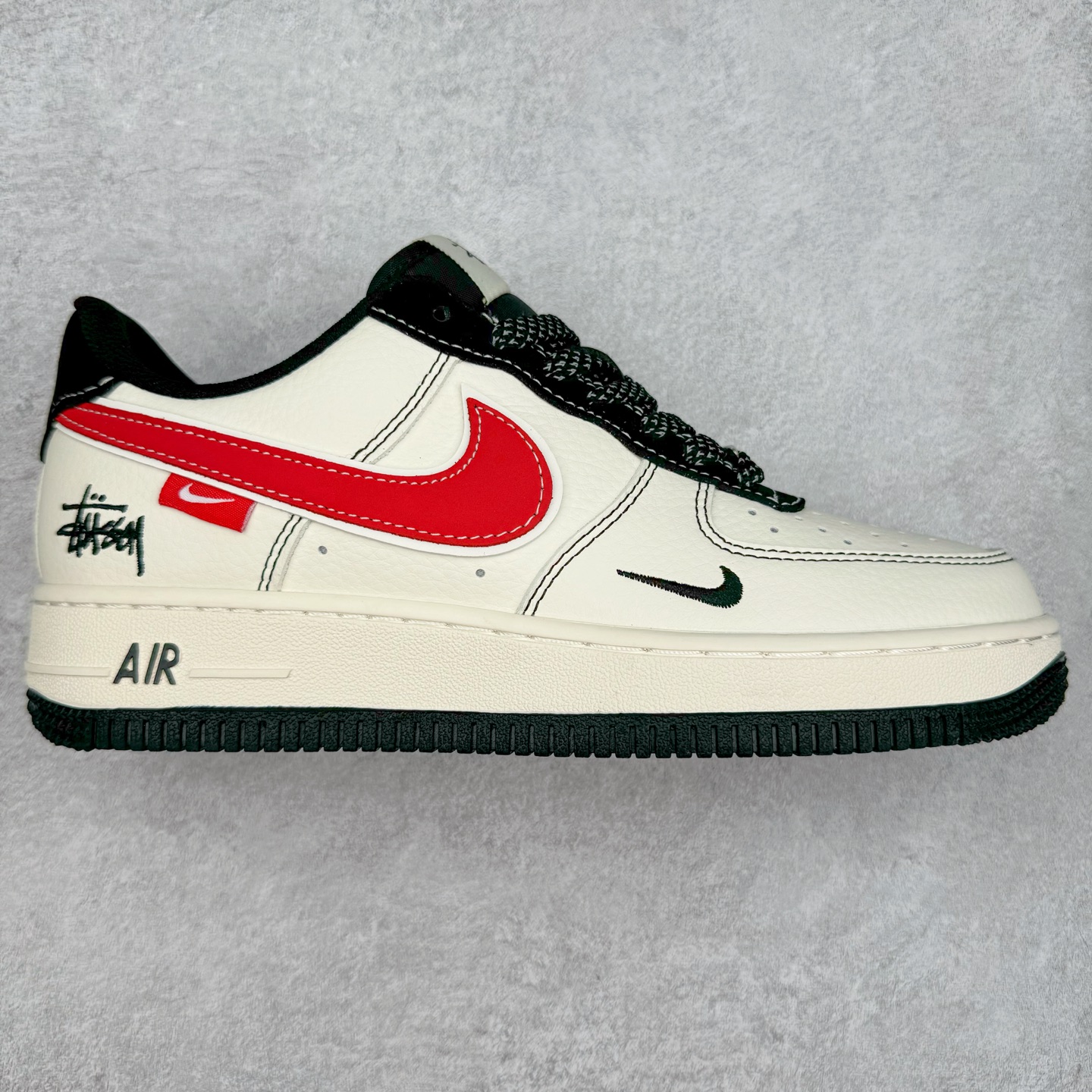 NK Air Force 1´07 Low 空军一号低帮百搭休闲运动板鞋 XS1958-518 柔软、弹性十足的缓震性能和出色的中底设计 横跨复古与现代的外型结合 造就出风靡全球 三十多年的Force 1 直到今天还深受青睐 实拍调校N版已经零色差零失真 百分百还原实物色彩所见即所得 不存在货不对板色差等低级问题 选购参考实物拍摄 不混卖不参货 只用心做好货严格选品 承诺混一赔十 尺码：36 36.5 37.5 38 38.5 39 40 40.5 41 42 42.5 43 44 44.5 45-选品中心