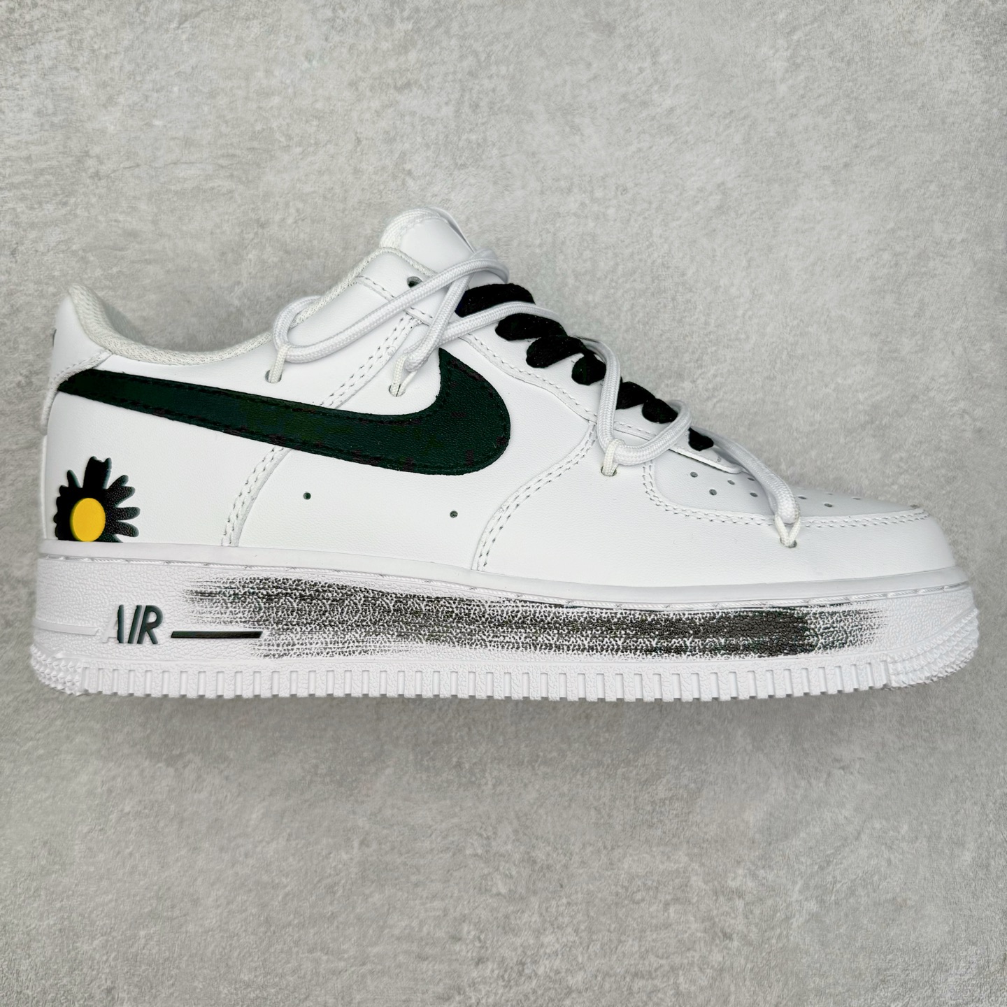 NK Air Force 1´07 Low 空军一号低帮百搭休闲运动板鞋 CK0316-060 柔软、弹性十足的缓震性能和出色的中底设计 横跨复古与现代的外型结合 造就出风靡全球 三十多年的Force 1 直到今天还深受青睐 实拍调校N版已经零色差零失真 百分百还原实物色彩所见即所得 不存在货不对板色差等低级问题 选购参考实物拍摄 不混卖不参货 只用心做好货严格选品 承诺混一赔十 尺码：36 36.5 37.5 38 38.5 39 40 40.5 41 42 42.5 43 44 44.5 45-选品中心
