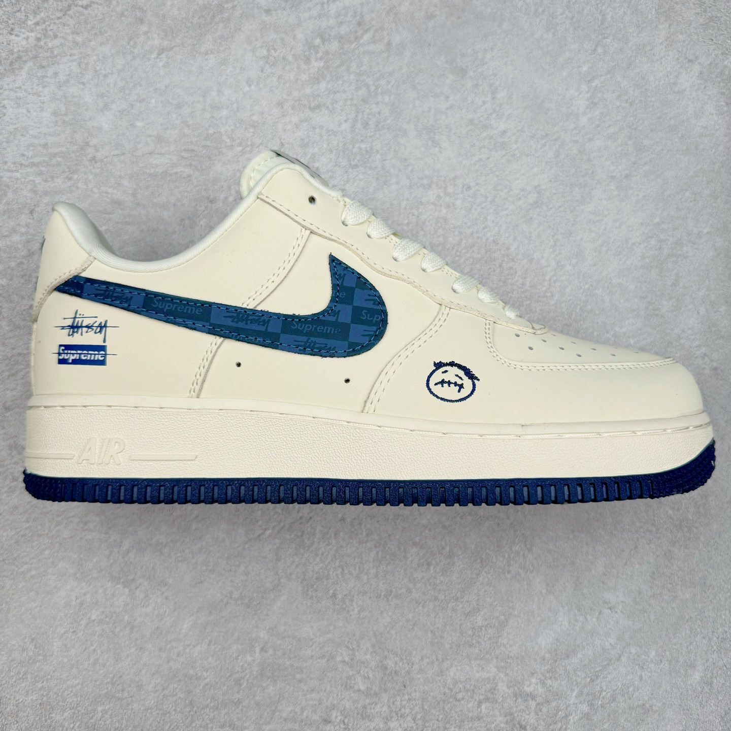 NK Air Force 1´07 Low 空军一号低帮百搭休闲运动板鞋 DF0188-037 柔软、弹性十足的缓震性能和出色的中底设计 横跨复古与现代的外型结合 造就出风靡全球 三十多年的Force 1 直到今天还深受青睐 实拍调校N版已经零色差零失真 百分百还原实物色彩所见即所得 不存在货不对板色差等低级问题 选购参考实物拍摄 不混卖不参货 只用心做好货严格选品 承诺混一赔十 尺码：36 36.5 37.5 38 38.5 39 40 40.5 41 42 42.5 43 44 44.5 45-选品中心