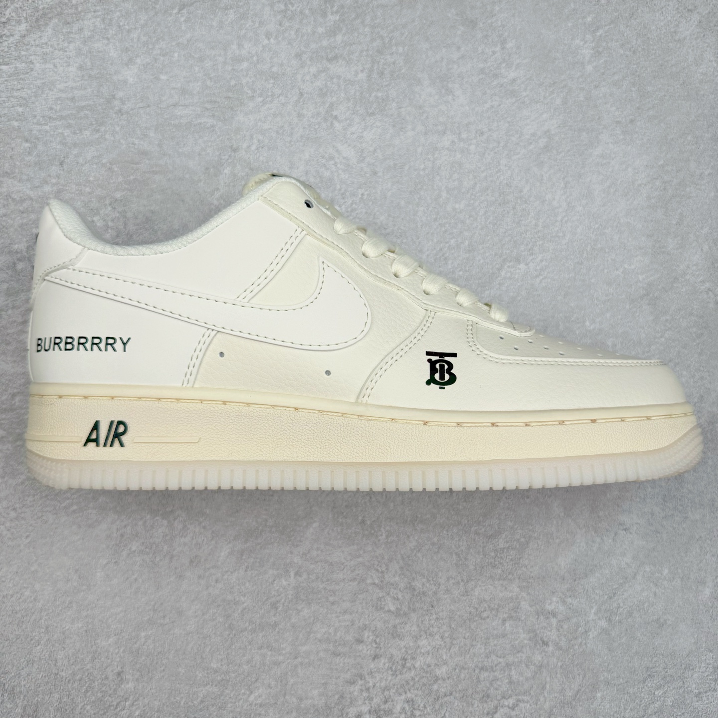 NK Air Force 1´07 Low 空军一号低帮百搭休闲运动板鞋 BB8588-226 柔软、弹性十足的缓震性能和出色的中底设计 横跨复古与现代的外型结合 造就出风靡全球 三十多年的Force 1 直到今天还深受青睐 实拍调校N版已经零色差零失真 百分百还原实物色彩所见即所得 不存在货不对板色差等低级问题 选购参考实物拍摄 不混卖不参货 只用心做好货严格选品 承诺混一赔十 尺码：36 36.5 37.5 38 38.5 39 40 40.5 41 42 42.5 43 44 44.5 45-选品中心