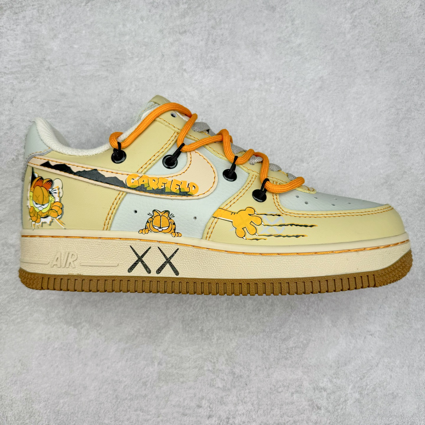 NK Air Force 1´07 Low 空军一号低帮百搭休闲运动板鞋 KS6896-111 柔软、弹性十足的缓震性能和出色的中底设计 横跨复古与现代的外型结合 造就出风靡全球 三十多年的Force 1 直到今天还深受青睐 实拍调校N版已经零色差零失真 百分百还原实物色彩所见即所得 不存在货不对板色差等低级问题 选购参考实物拍摄 不混卖不参货 只用心做好货严格选品 承诺混一赔十 尺码：36 36.5 37.5 38 38.5 39 40 40.5 41 42 42.5 43 44 44.5 45-选品中心