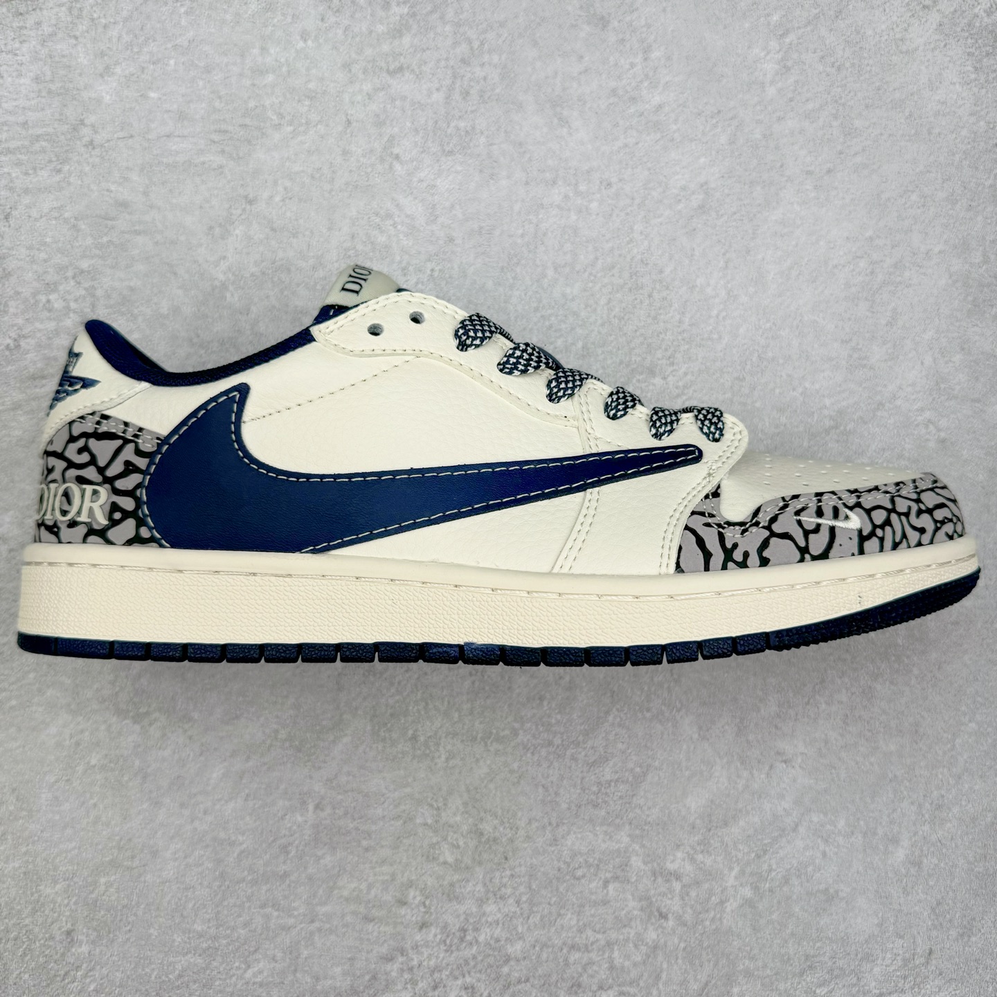 TS x Air Jordan AJ1 Low 倒钩低帮联名定制配色 CF3688-029 原厂内置气垫魔块 A模大底 头层小牛皮 鞋舌AJ原厂专用牛津布+AJ专用反口珍珠布+原厂无杂质高弹内里海棉+特殊封边弹力鞋带 实拍调校N版已经零色差零失真 百分百还原实物色彩所见即所得 不存在货不对板色差等低级问题 选购参考实物拍摄 不混卖不参货 只用心做好货严格选品 承诺混一赔十 尺码：36 36.5 37.5 38 38.5 39 40 40.5 41 42 42.5 43 44 44.5 45-选品中心