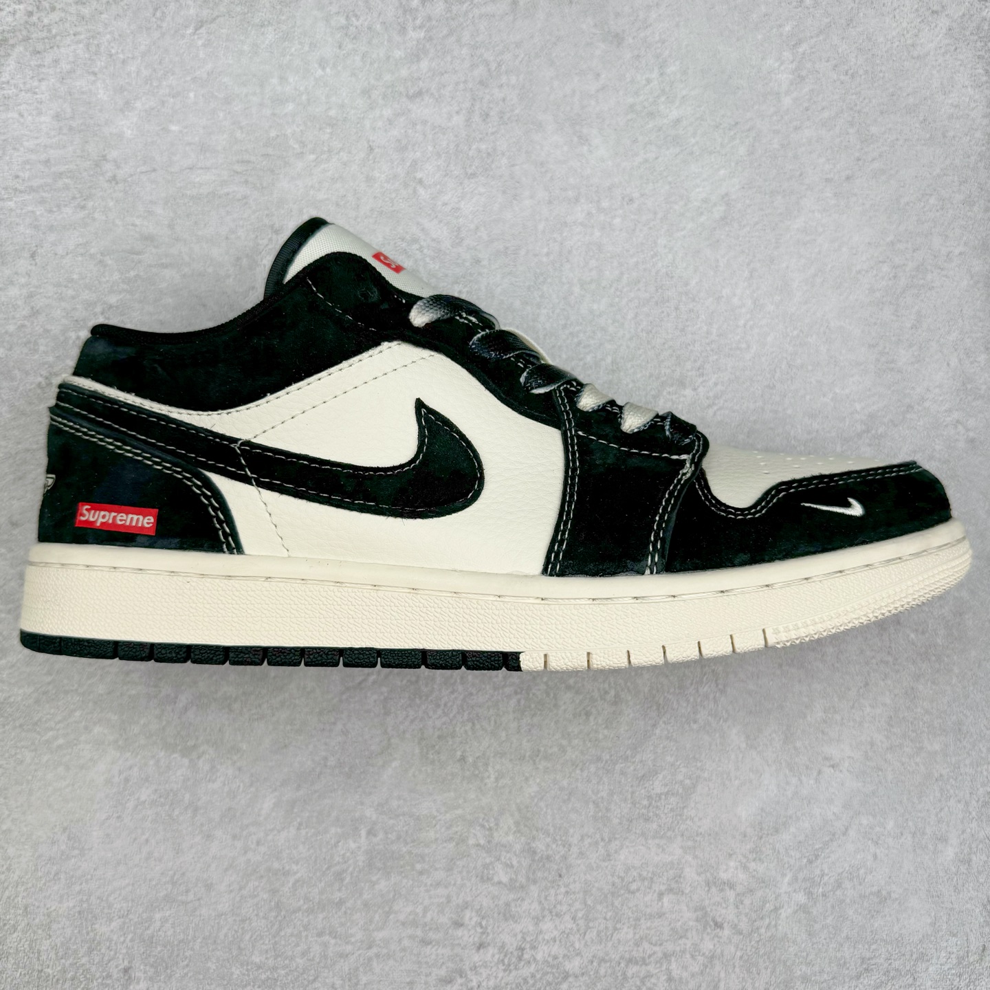 Air Jordan AJ1 Low 低帮定制 SJ9950-021 原厂内置气垫魔块 A模大底 头层小牛皮 鞋舌AJ原厂专用牛津布+AJ专用反口珍珠布+原厂无杂质高弹内里海棉+特殊封边弹力鞋带 尺码:36 36.5 37.5 38 38.5 39 40 40.5 41 42 42.5 43 44 44.5 45-选品中心