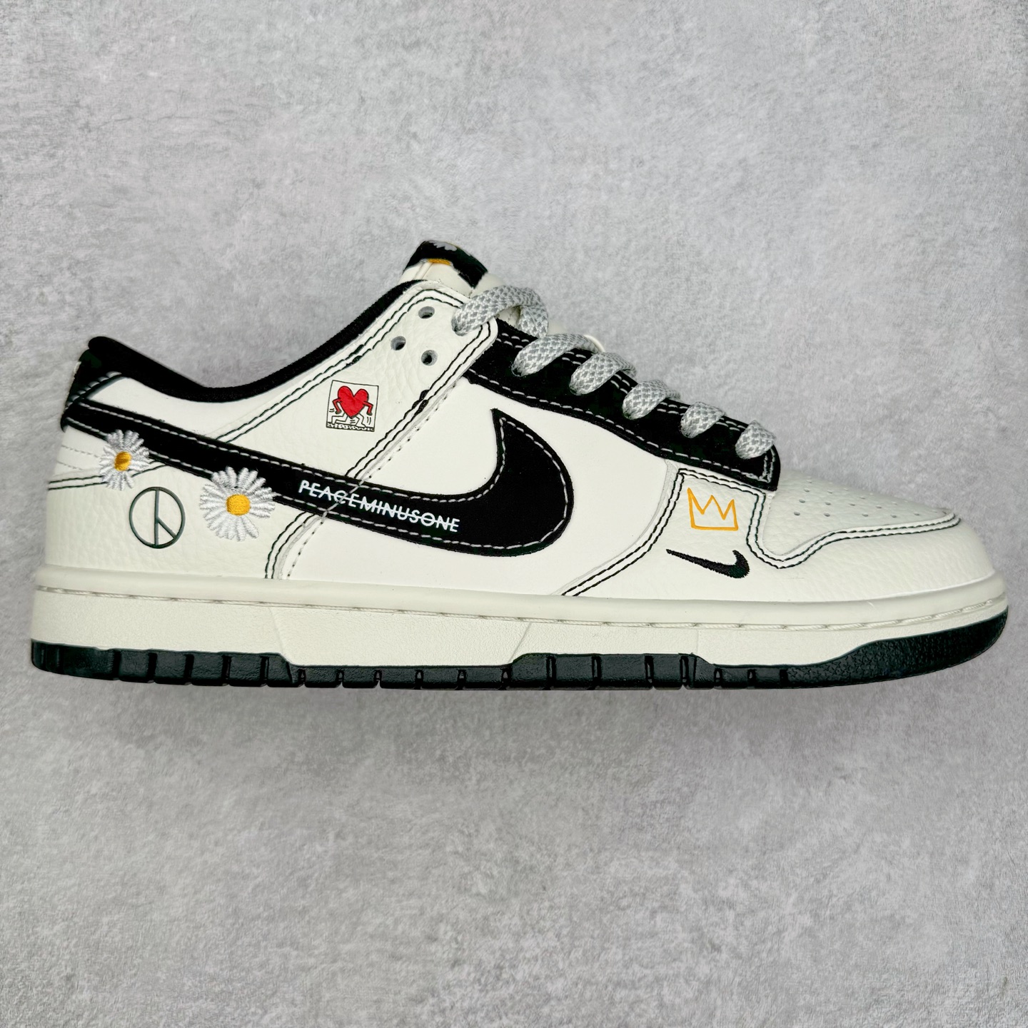 NK Dunk Low 定制配色 CY5979-111 大厂出品 极力推荐 原装头层材料 独家版型蒸餾加工帶來的是更好的视觉和脚感体验大厂纯原品质出货 清洁度 电绣工艺 皮料切割干净无任何毛边 细节完美 实拍调校N版已经零色差零失真 百分百还原实物色彩所见即所得 不存在货不对板色差等低级问题 选购参考实物拍摄 不混卖不参货 只用心做好货严格选品 承诺混一赔十 尺码：36 36.5 37.5 38 38.5 39 40 40.5 41 42 42.5 43 44 44.5 45-选品中心