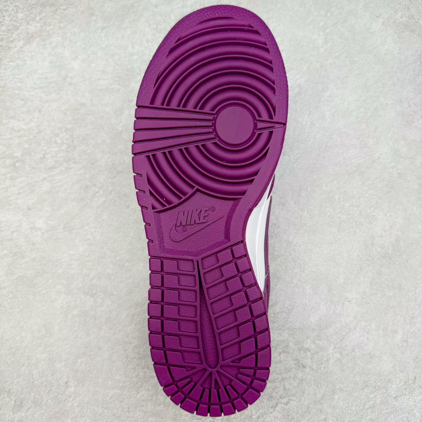 图片[9]-NK Dunk Low DV0833-107 全新支线性价比拉满 迎合行情定价 正确头层皮料 细节均购入原鞋校对开发 全套原纸板楦头加持 细节品控鞋型稳定 独家私模官方最新原厂磨具打造大底 鞋头坡度极致还原 原盒原配 玻璃冲刀 超高清洁度 全鞋零毛边皮料切割 正确中底布背胶中底布拉帮走线 尺码：36 36.5 37.5 38 38.5 39 40 40.5 41 42 42.5 43 44 44.5 45 46-选品中心