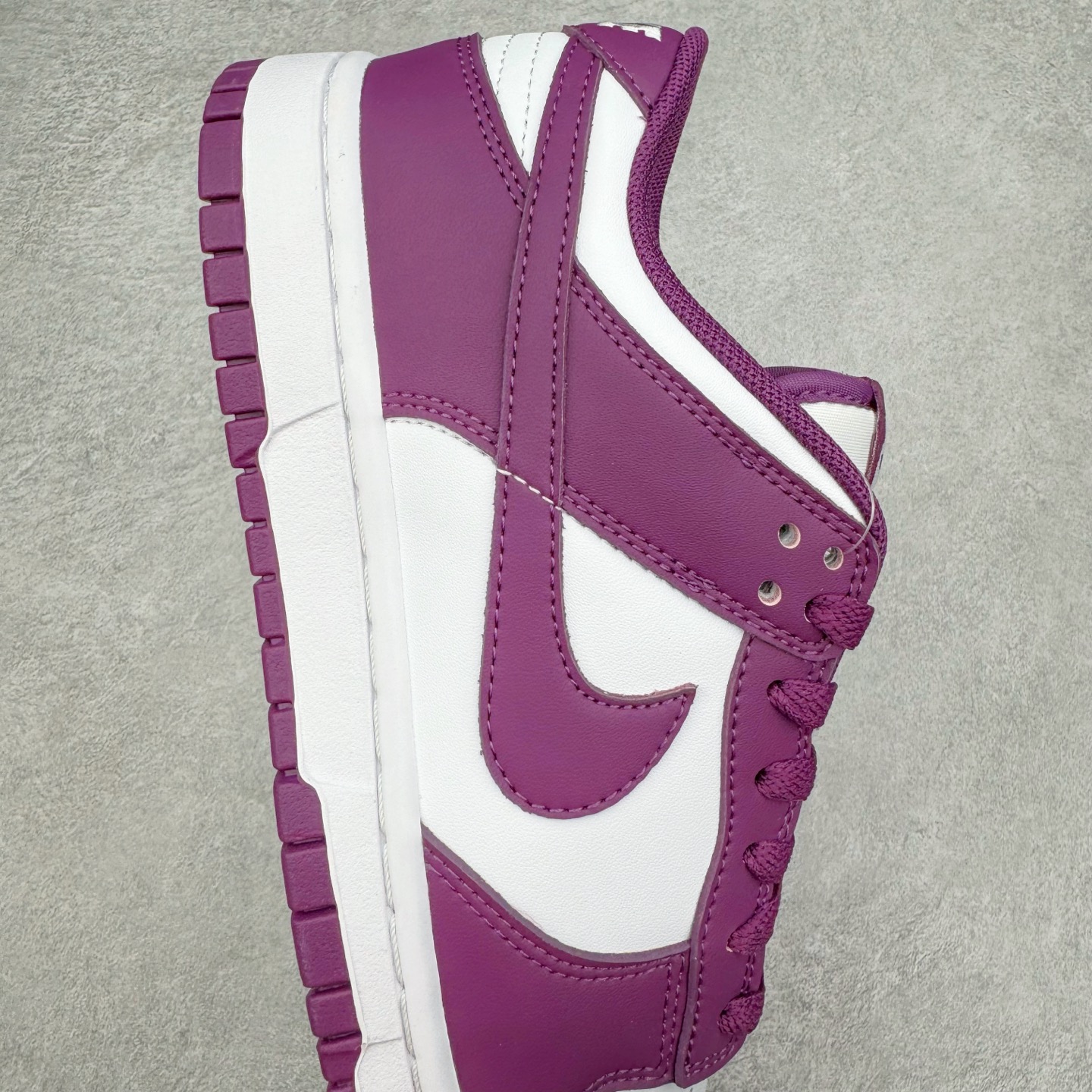 图片[6]-NK Dunk Low DV0833-107 全新支线性价比拉满 迎合行情定价 正确头层皮料 细节均购入原鞋校对开发 全套原纸板楦头加持 细节品控鞋型稳定 独家私模官方最新原厂磨具打造大底 鞋头坡度极致还原 原盒原配 玻璃冲刀 超高清洁度 全鞋零毛边皮料切割 正确中底布背胶中底布拉帮走线 尺码：36 36.5 37.5 38 38.5 39 40 40.5 41 42 42.5 43 44 44.5 45 46-选品中心