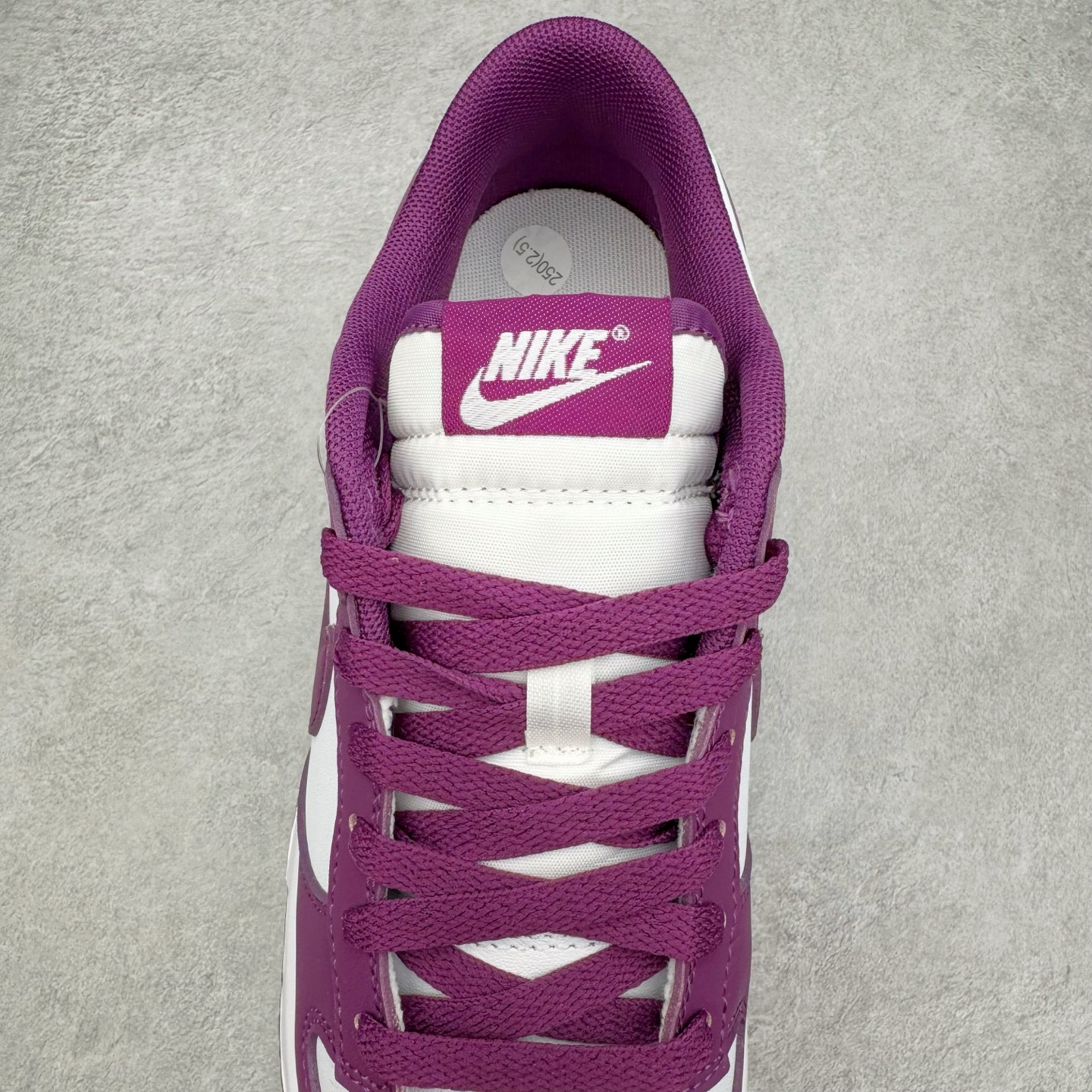 图片[5]-NK Dunk Low DV0833-107 全新支线性价比拉满 迎合行情定价 正确头层皮料 细节均购入原鞋校对开发 全套原纸板楦头加持 细节品控鞋型稳定 独家私模官方最新原厂磨具打造大底 鞋头坡度极致还原 原盒原配 玻璃冲刀 超高清洁度 全鞋零毛边皮料切割 正确中底布背胶中底布拉帮走线 尺码：36 36.5 37.5 38 38.5 39 40 40.5 41 42 42.5 43 44 44.5 45 46-选品中心