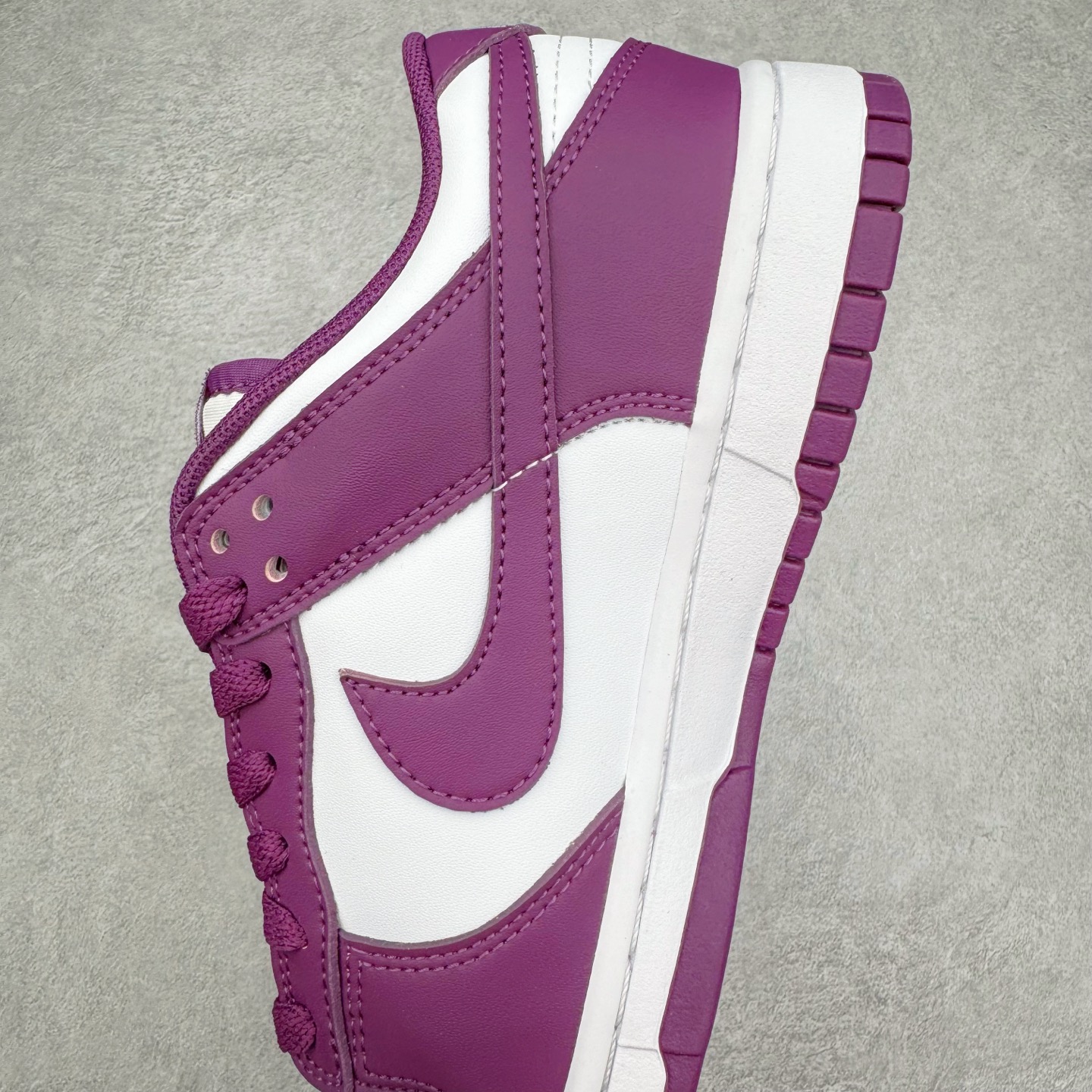 图片[7]-NK Dunk Low DV0833-107 全新支线性价比拉满 迎合行情定价 正确头层皮料 细节均购入原鞋校对开发 全套原纸板楦头加持 细节品控鞋型稳定 独家私模官方最新原厂磨具打造大底 鞋头坡度极致还原 原盒原配 玻璃冲刀 超高清洁度 全鞋零毛边皮料切割 正确中底布背胶中底布拉帮走线 尺码：36 36.5 37.5 38 38.5 39 40 40.5 41 42 42.5 43 44 44.5 45 46-选品中心